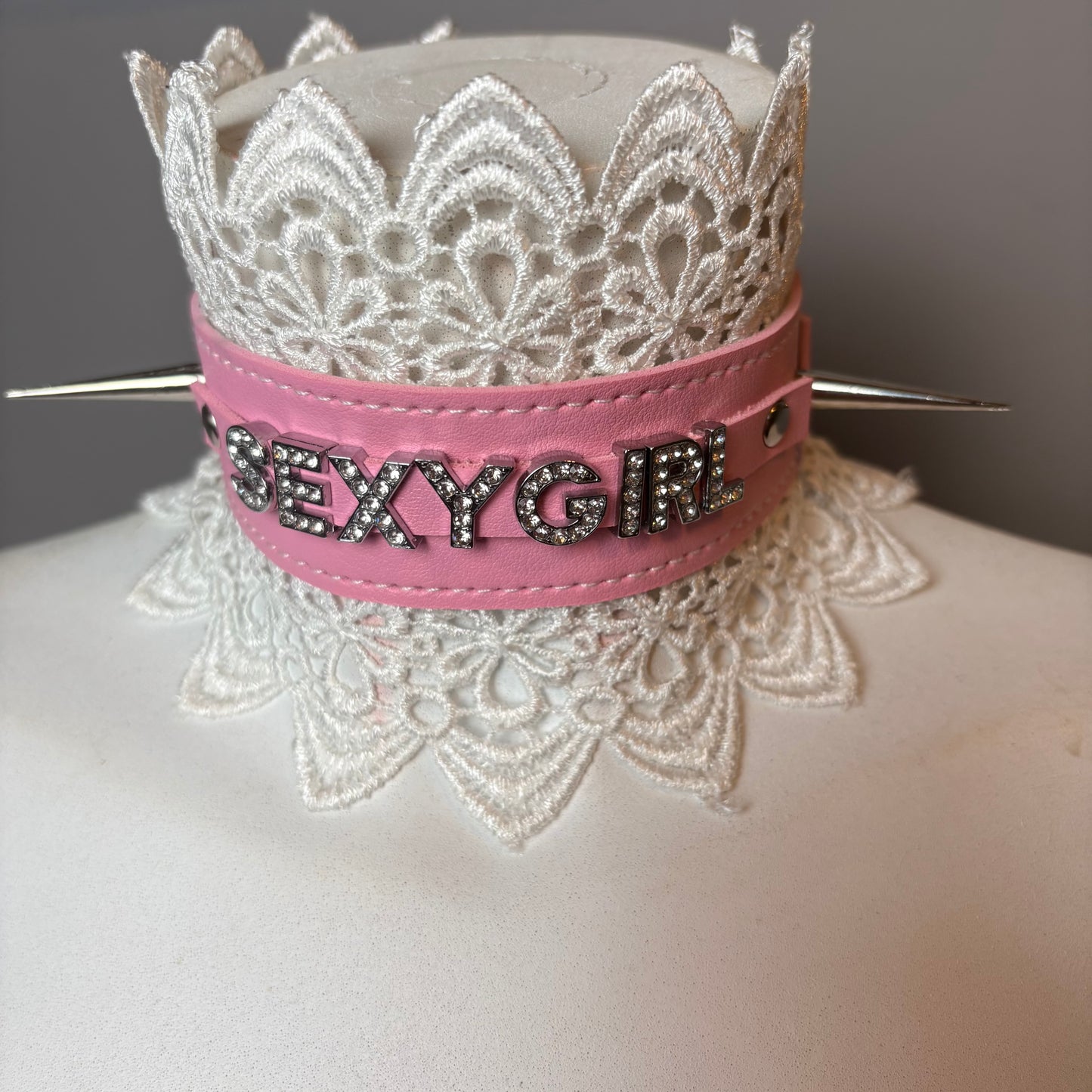 Chocker rosa con scritta e pizzo