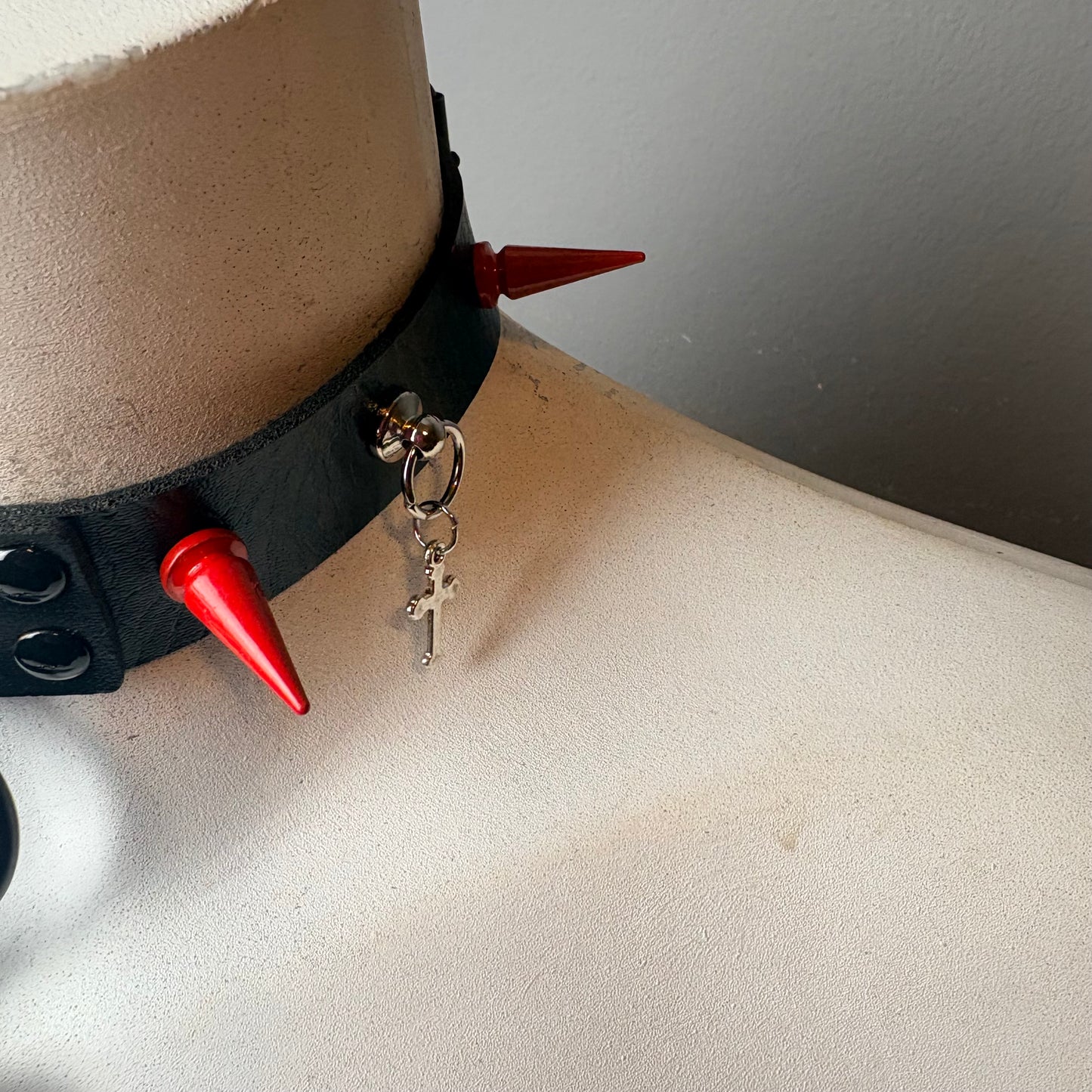 Chocker nero con cuore rosso