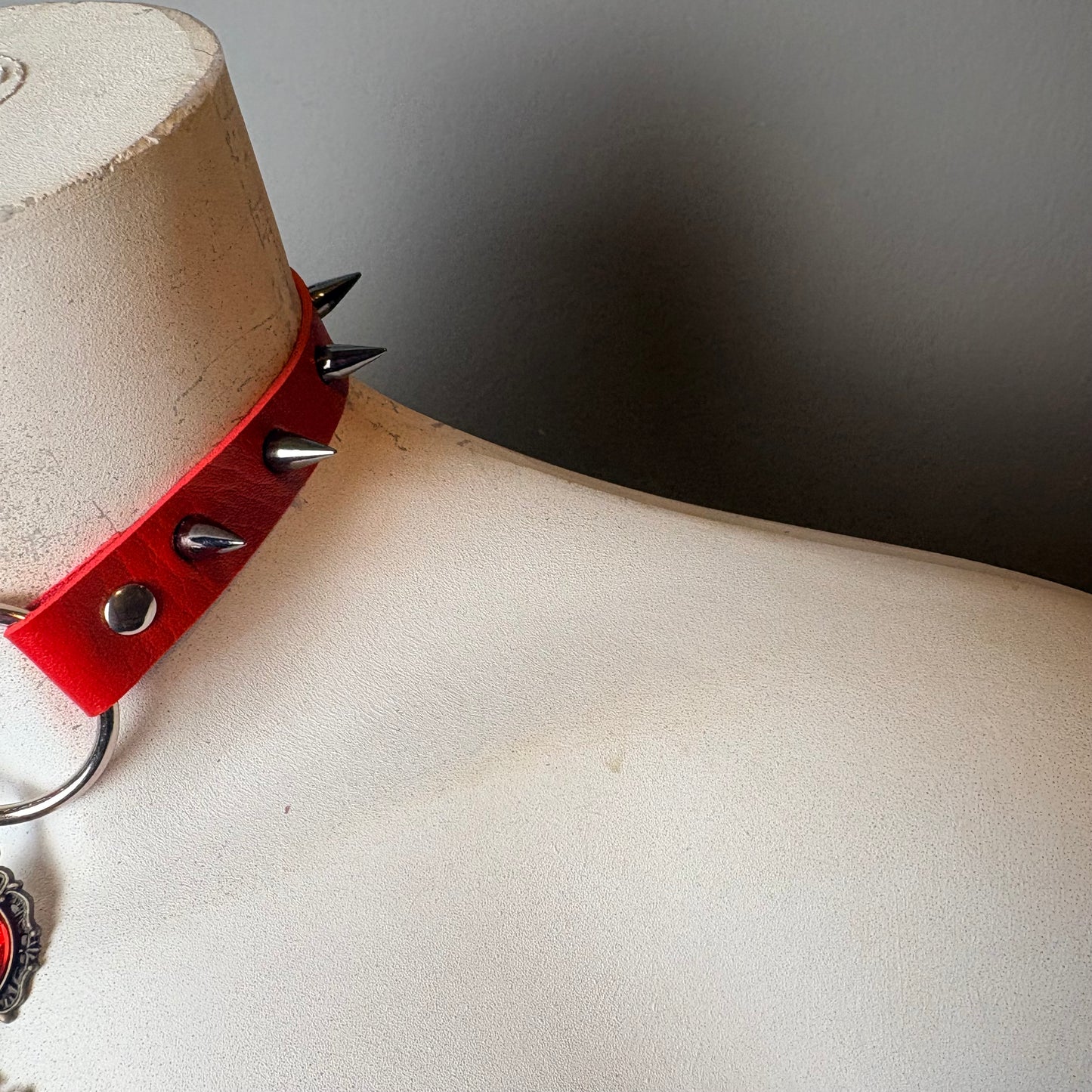 Chocker rosso con ciondolo