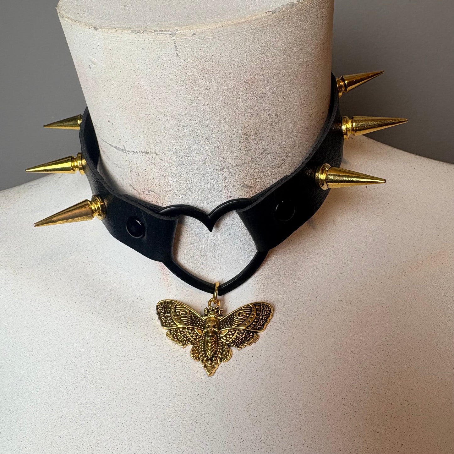 Chocker total black con falena oro