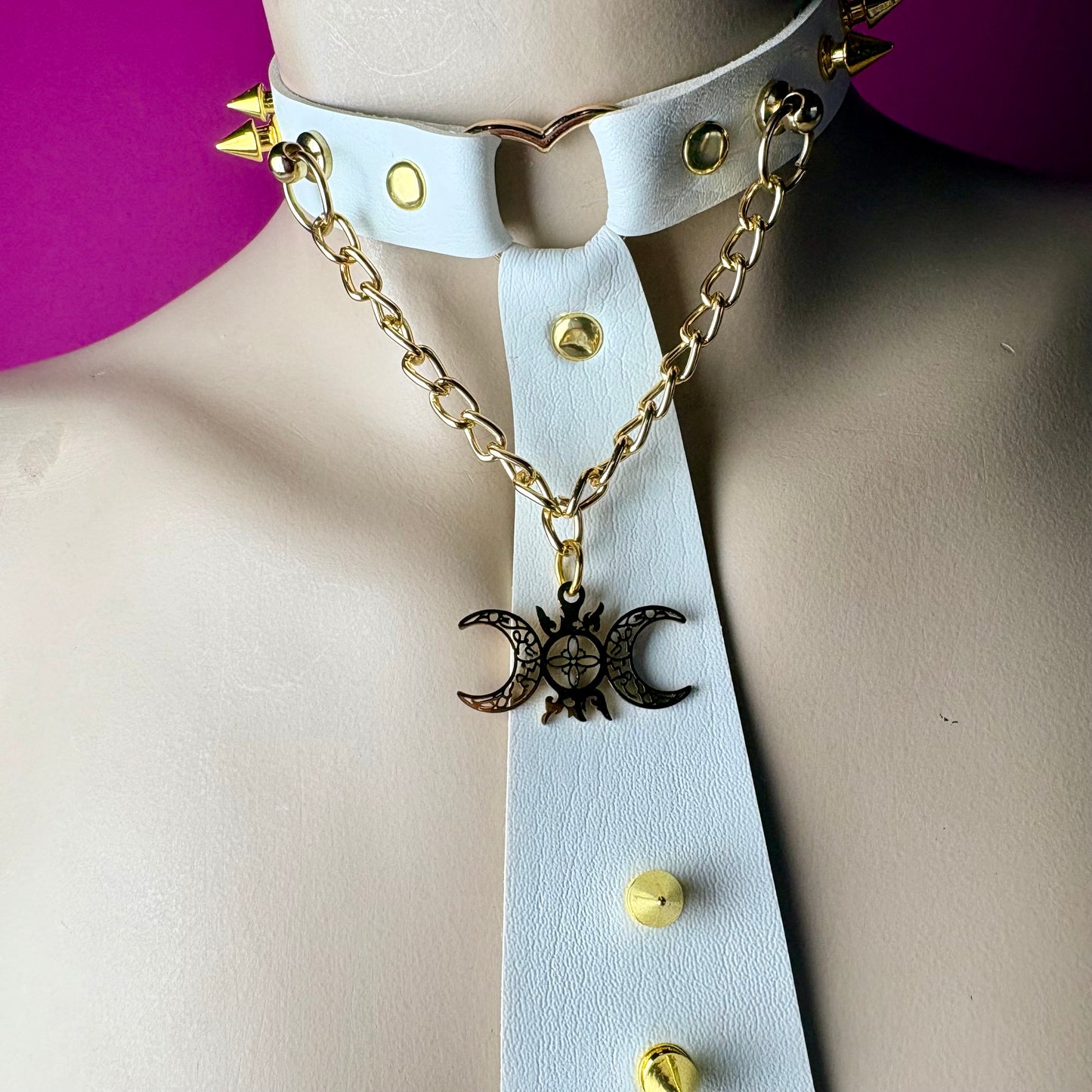 Cravatta bianca con dettagli oro