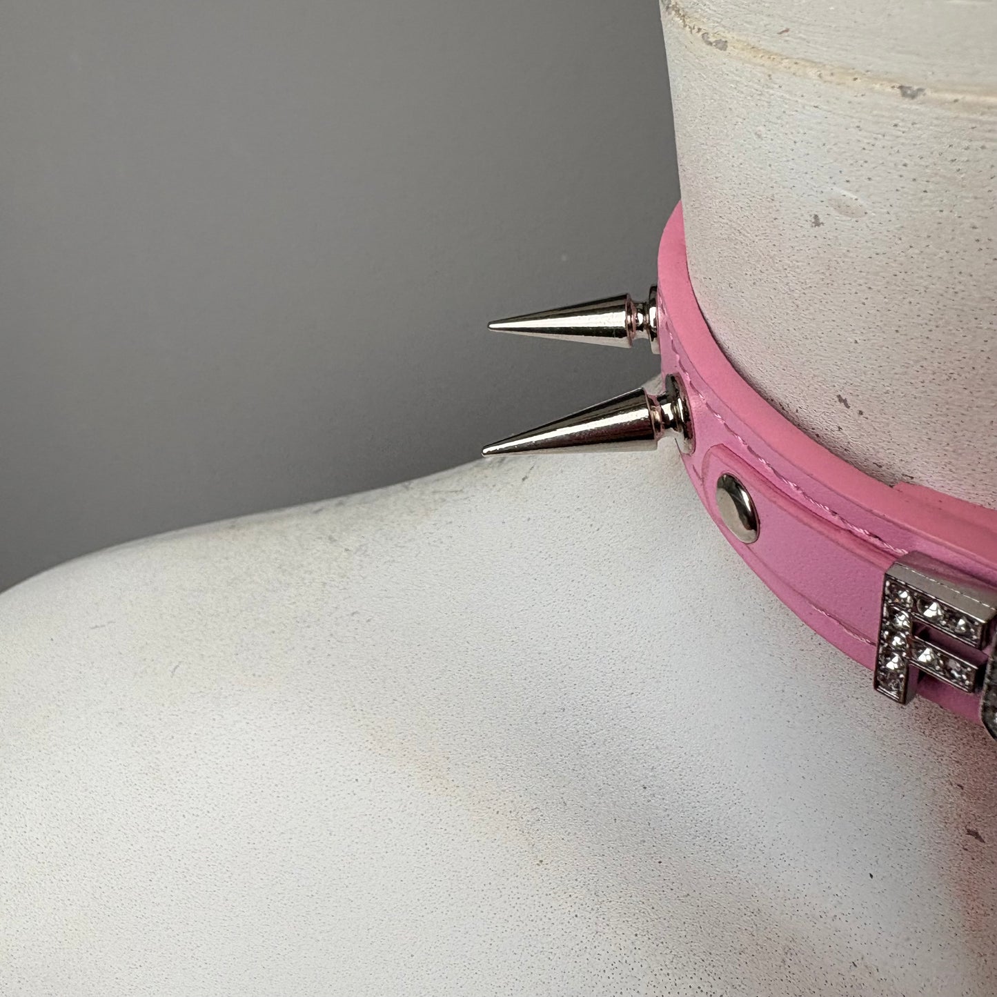 Chocker rosa con scritta “fuck me”
