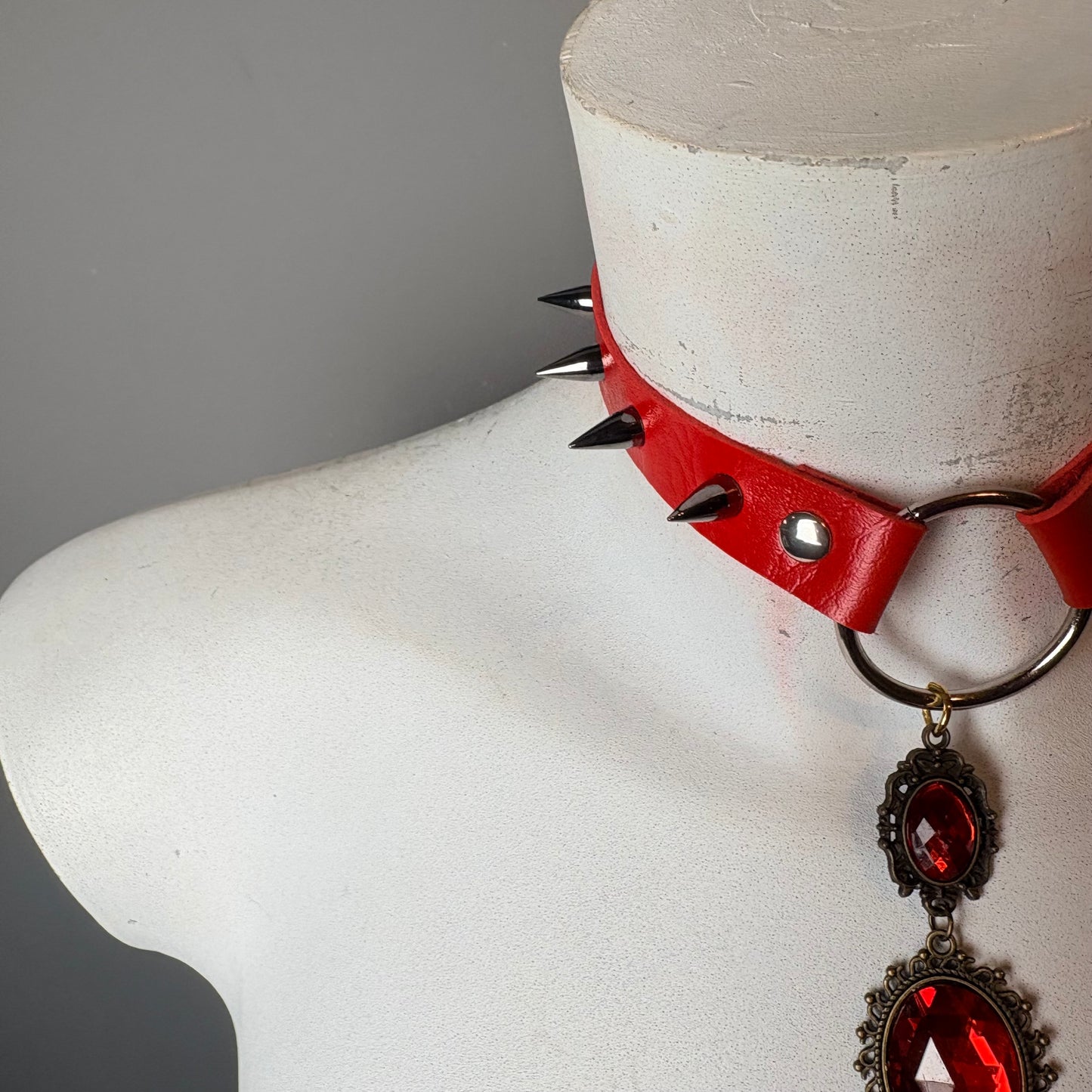 Chocker rosso con ciondolo
