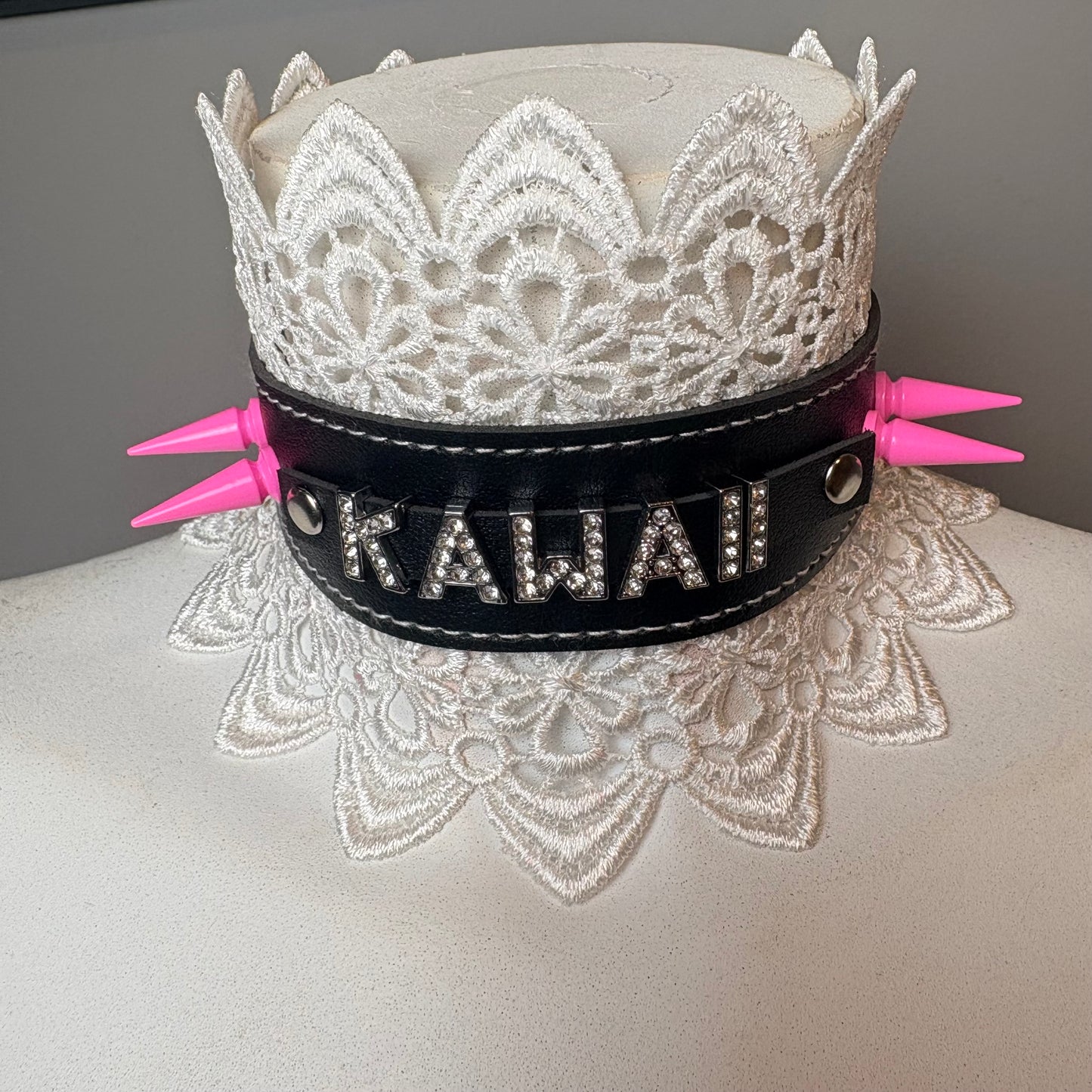 Chocker nero con pizzo e scritta