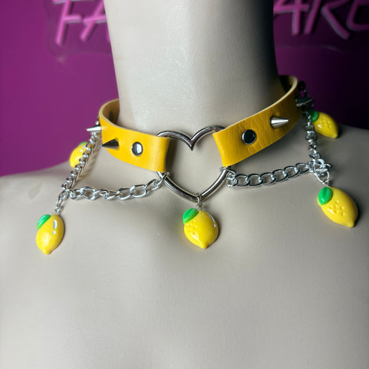 Chocker giallo con limoni