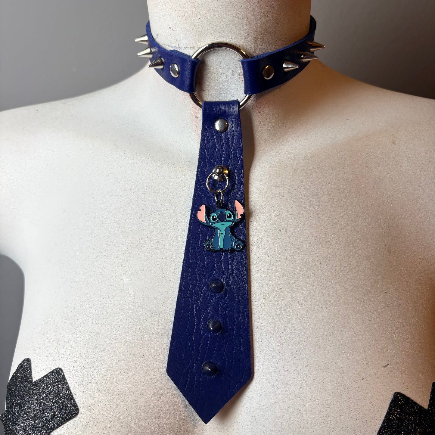 Chocker a forma di cravatta blu