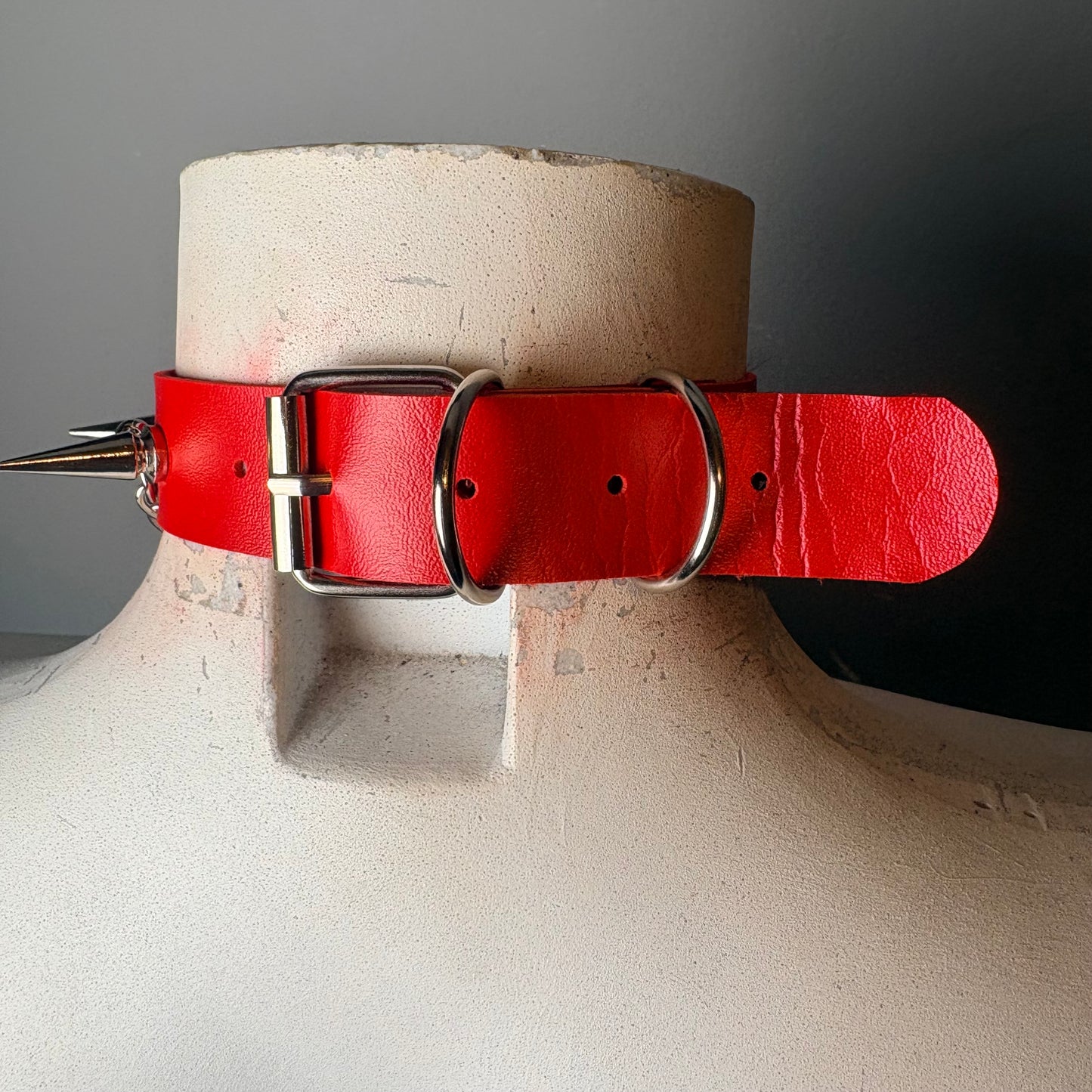 Chocker rosso con ciondoli di cuore