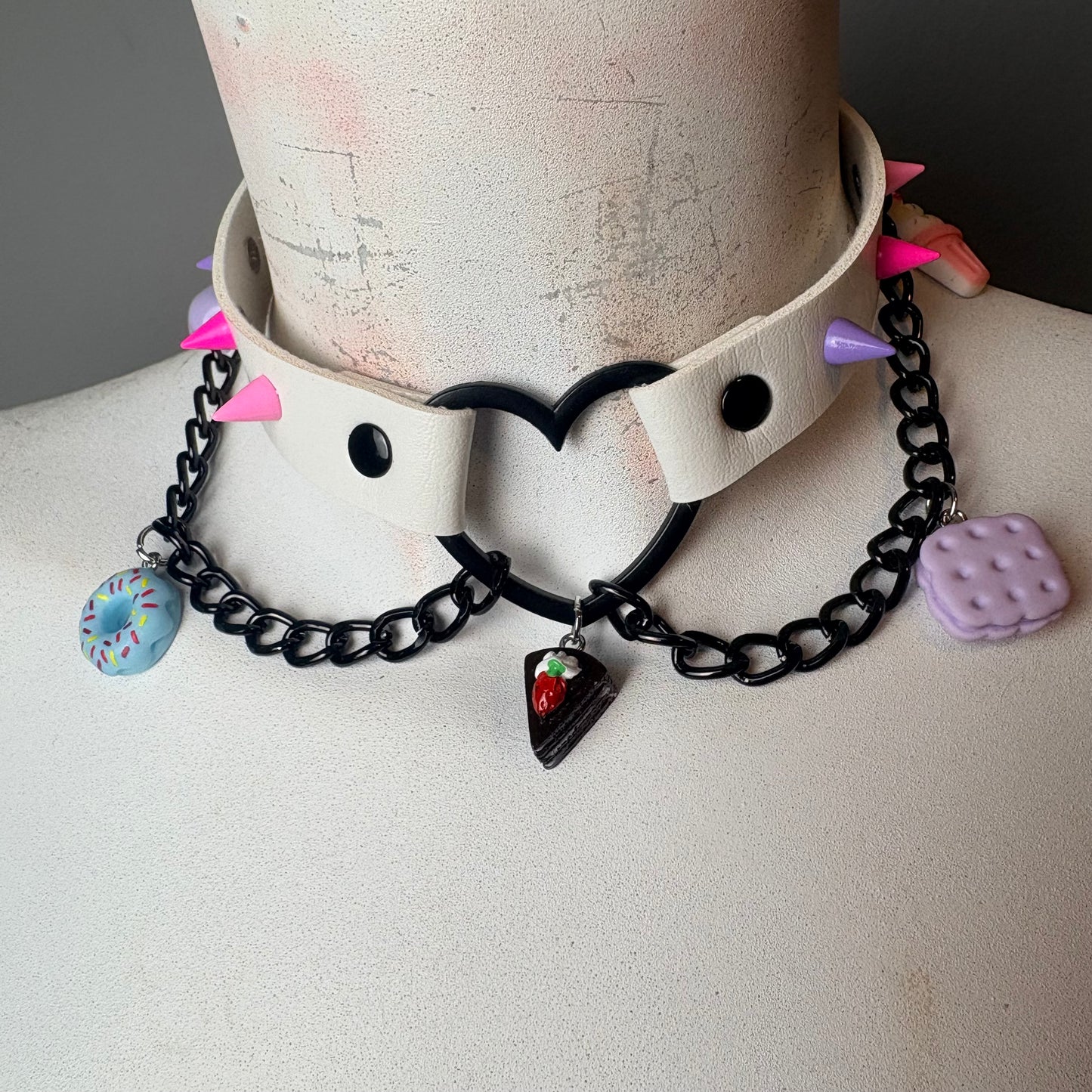 Chocker bianco con ciondoli