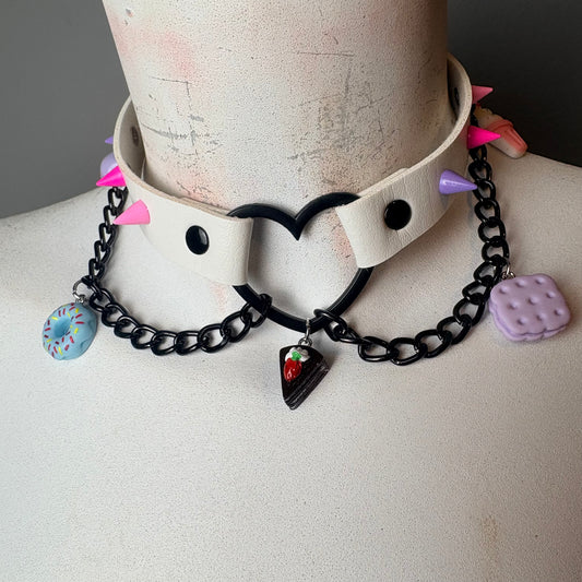 Chocker bianco con ciondoli
