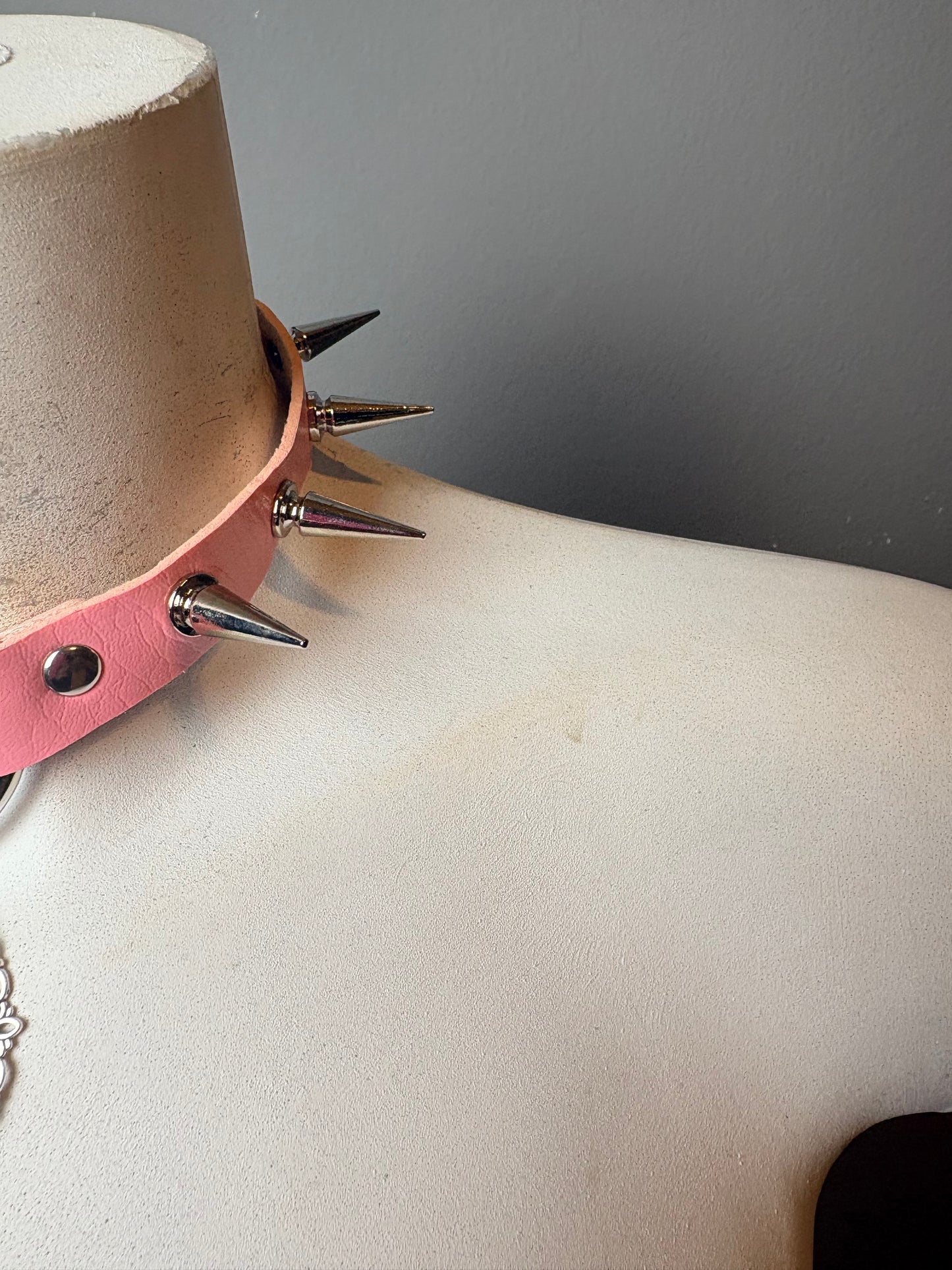 Chocker rosa con cuore e borchie