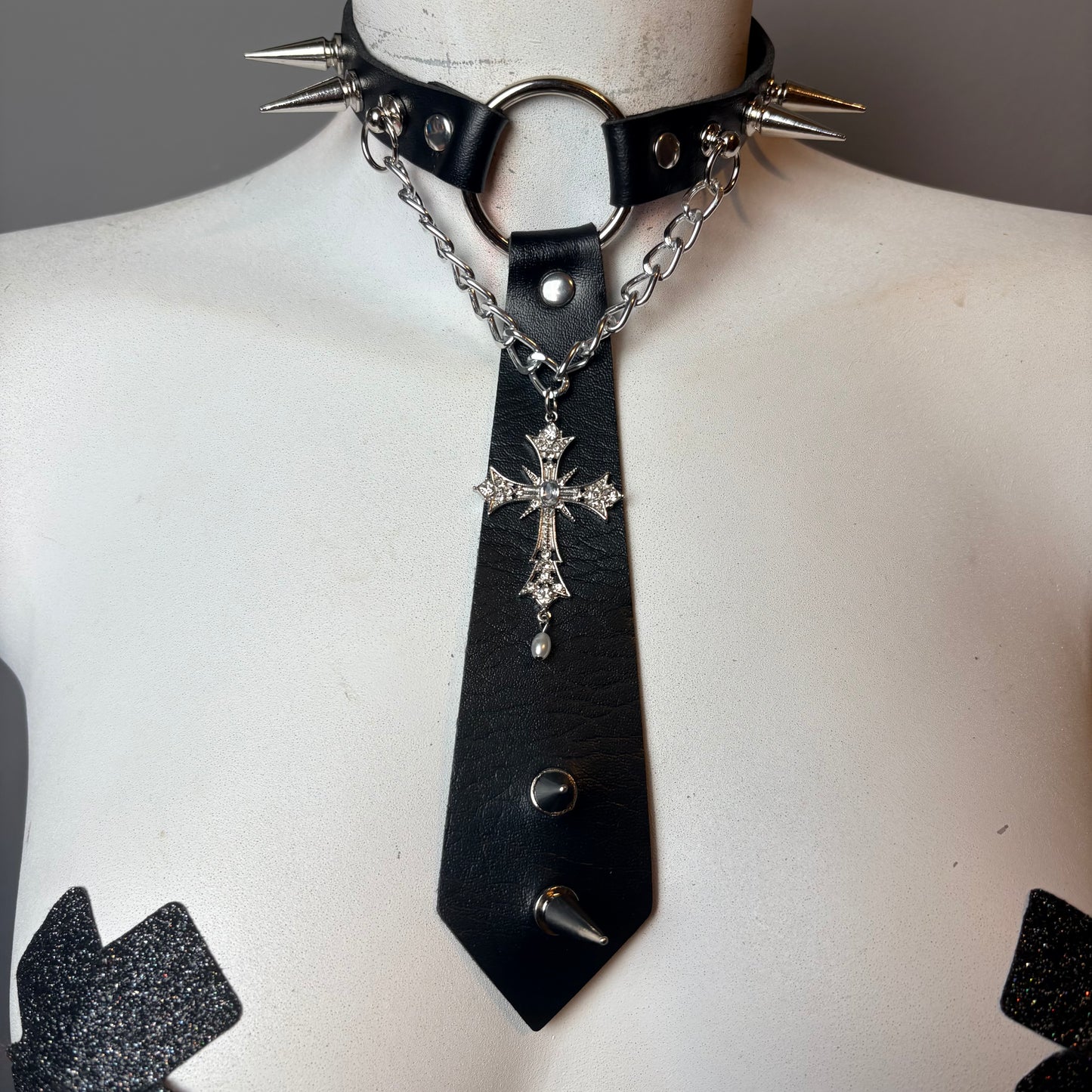 Chocker a forma di cravatta con croce