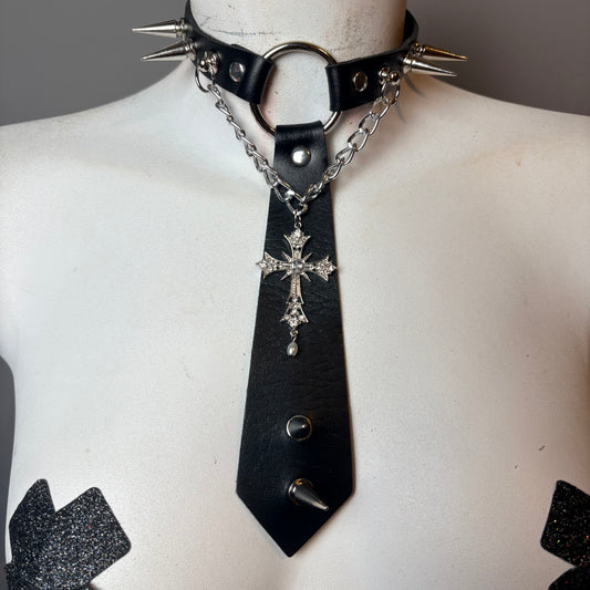 Chocker a forma di cravatta con croce