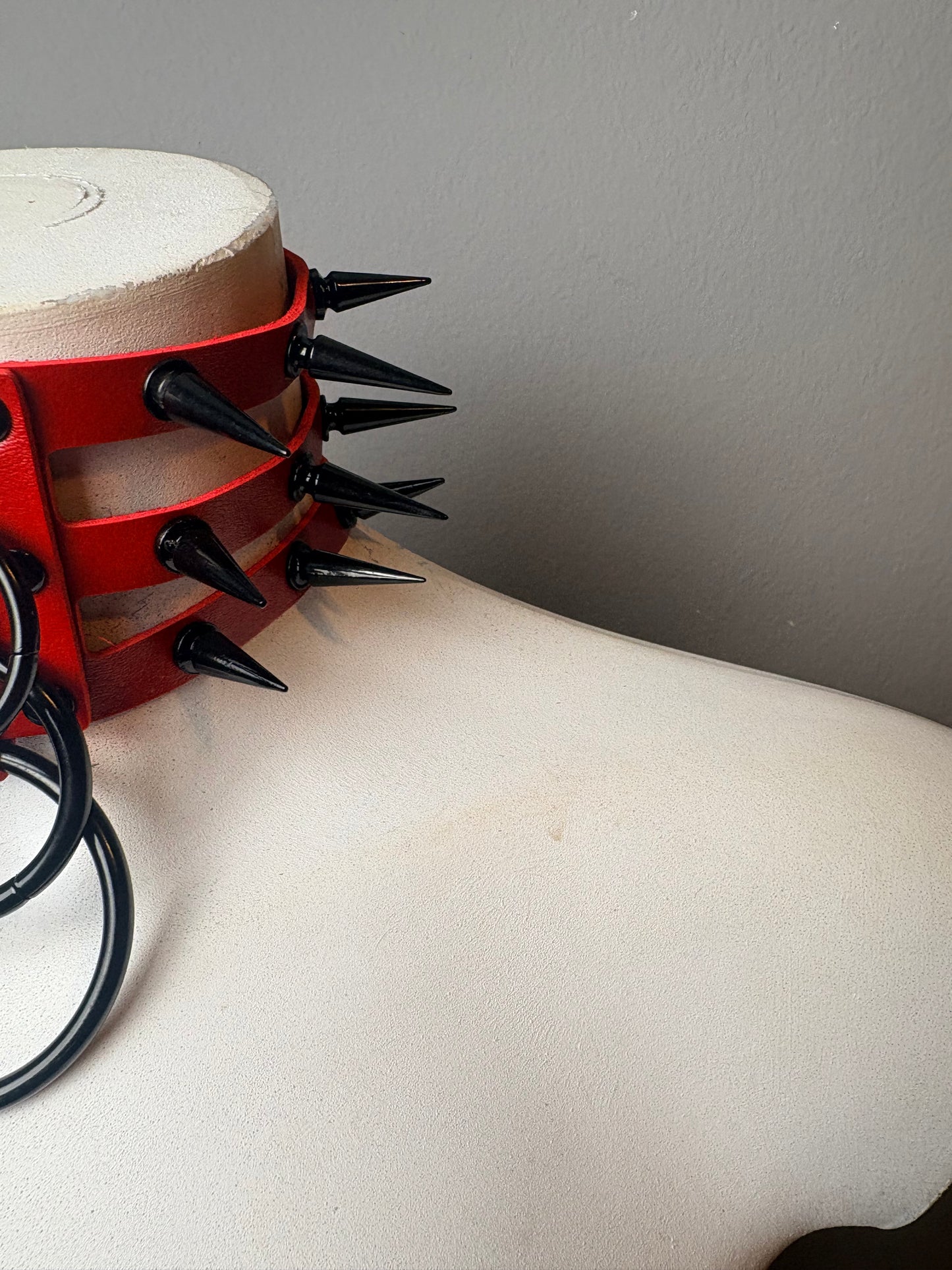 Chocker triplo giro rosso con borchie