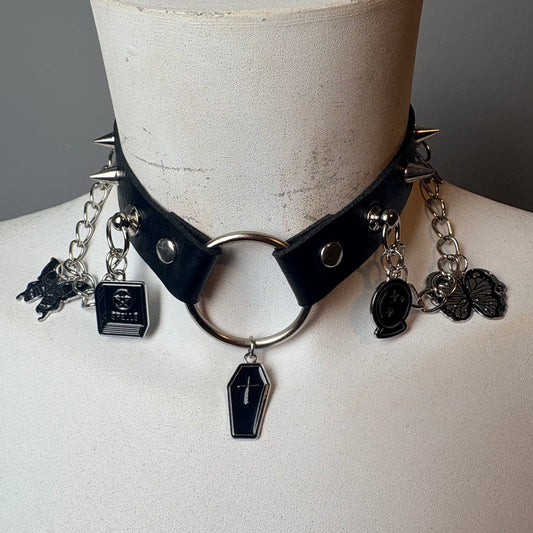 Chocker nero con ciondoli etiche