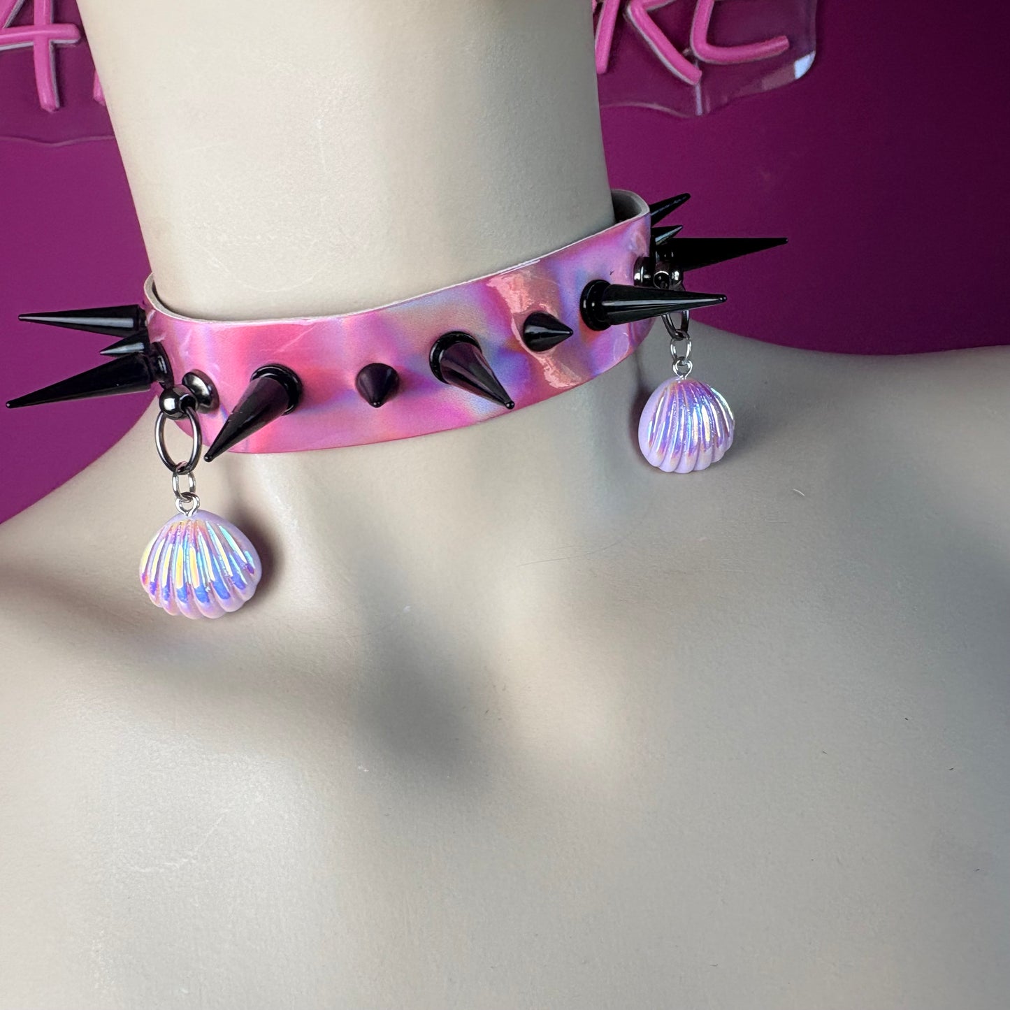 Chocker rosa olografico con ciondoli di conchiglie