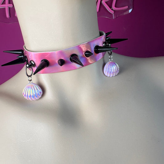 Chocker rosa olografico con ciondoli di conchiglie
