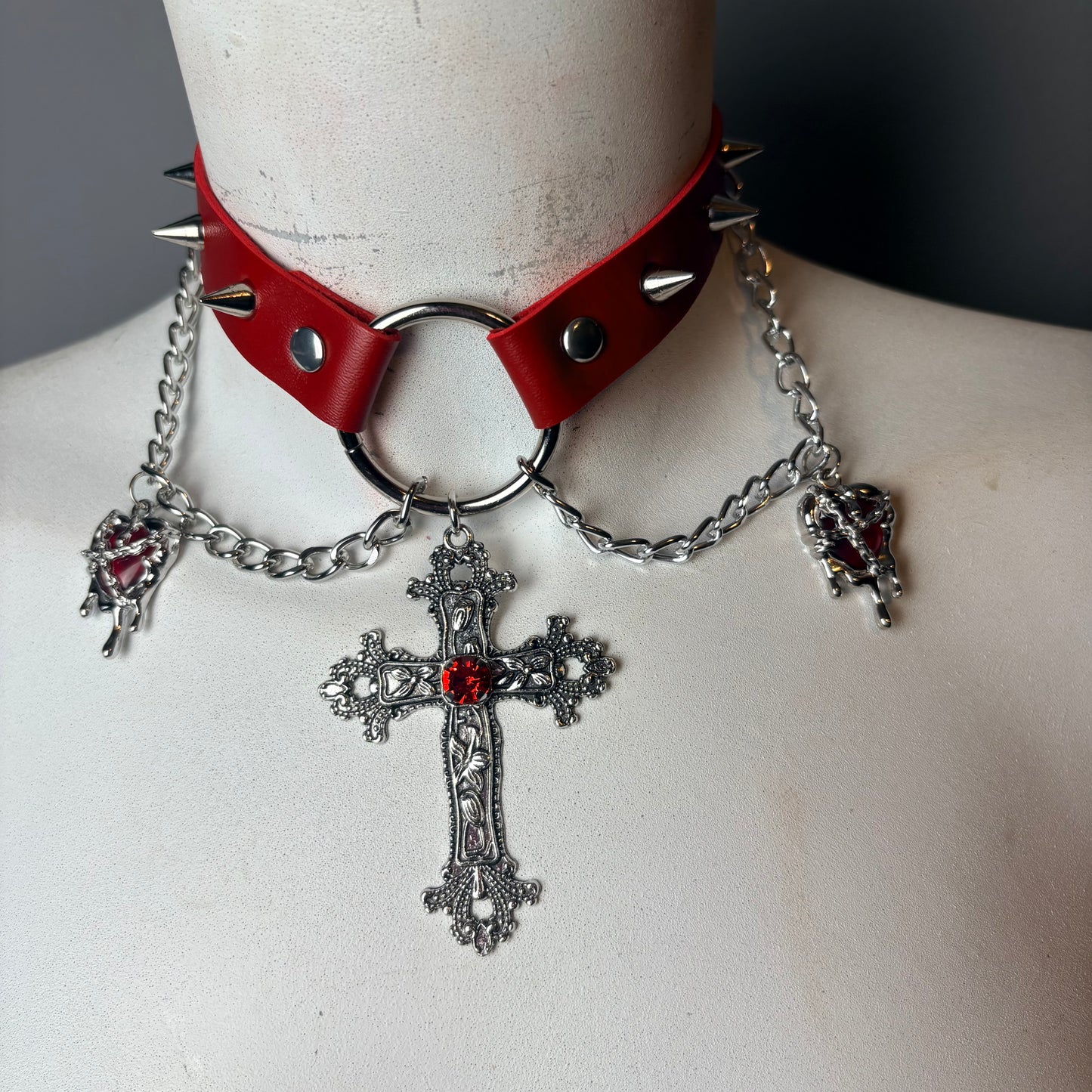 Chocker con croce e cuori