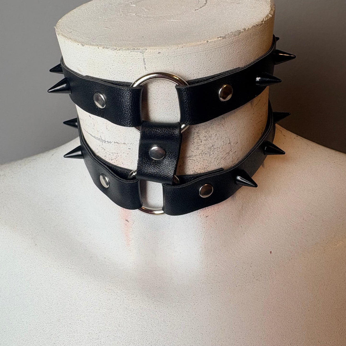 Chocker doppio giro con borchie nere