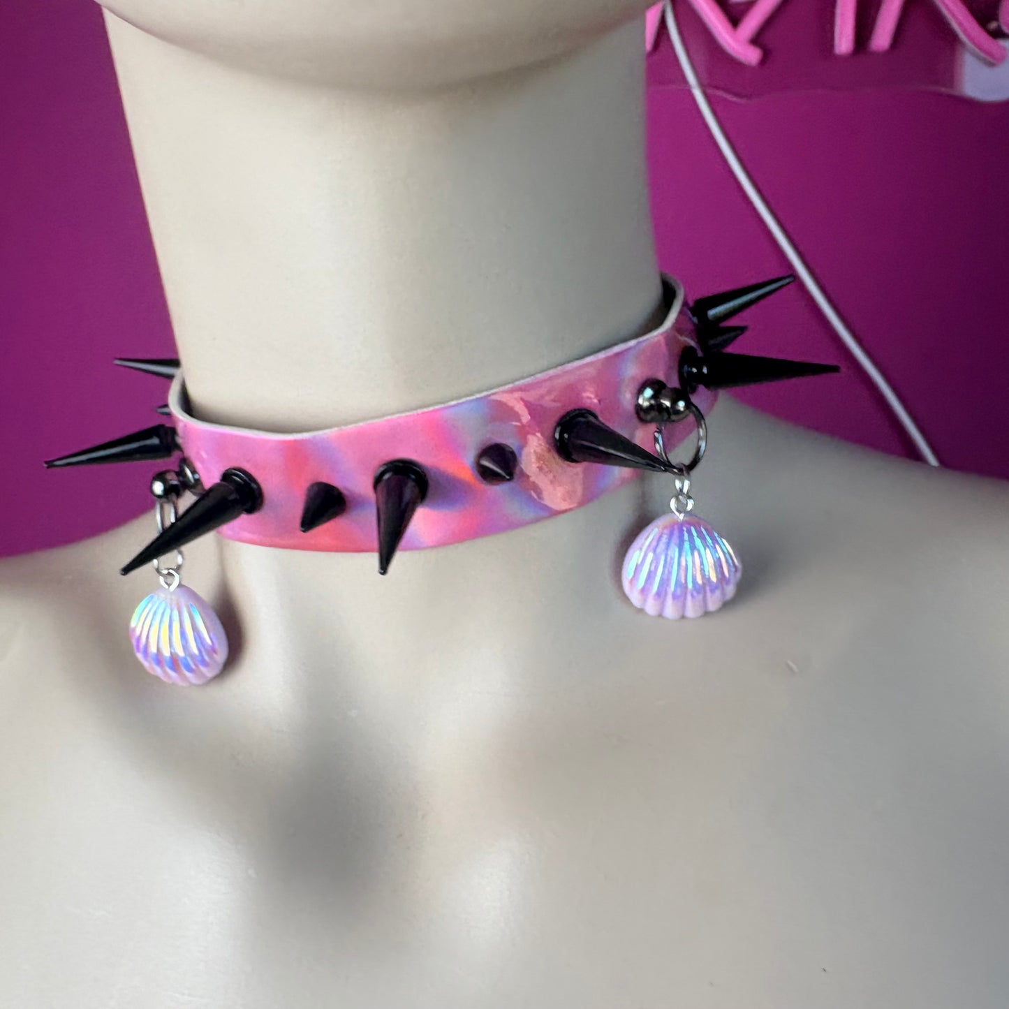 Chocker rosa olografico con ciondoli di conchiglie
