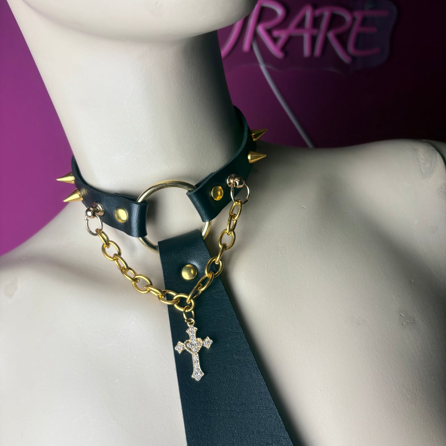 Chocker a cravatta con croce oro