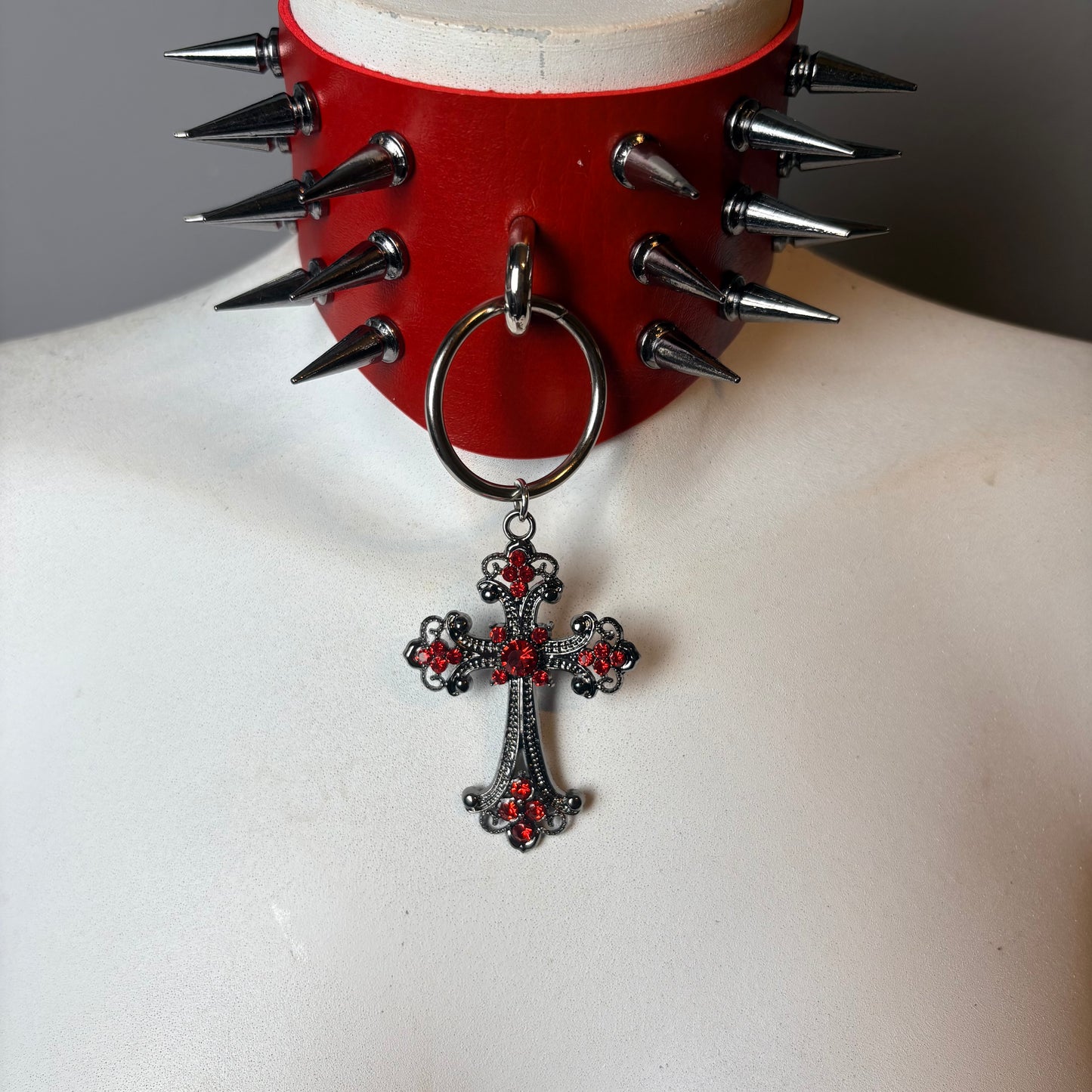 Chocker largo con borchie croce e cerchio