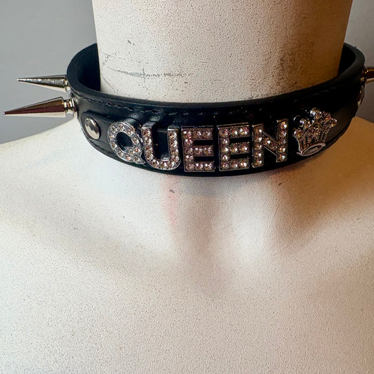 Chocker con scritta “Queen”