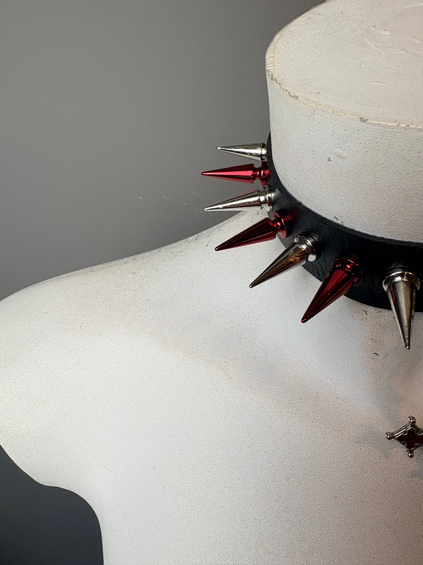 Chocker con borchie rosse e argento