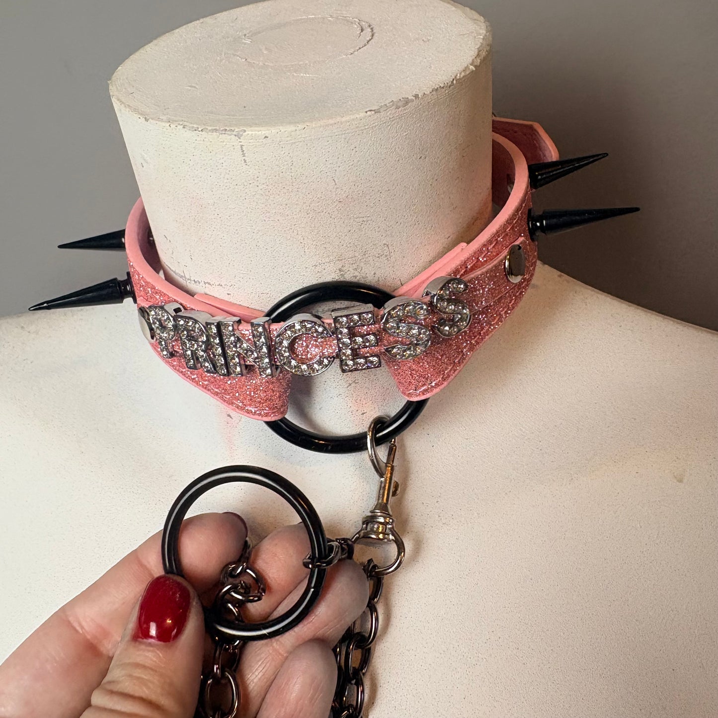 Chocker rosa con scritta “princess”