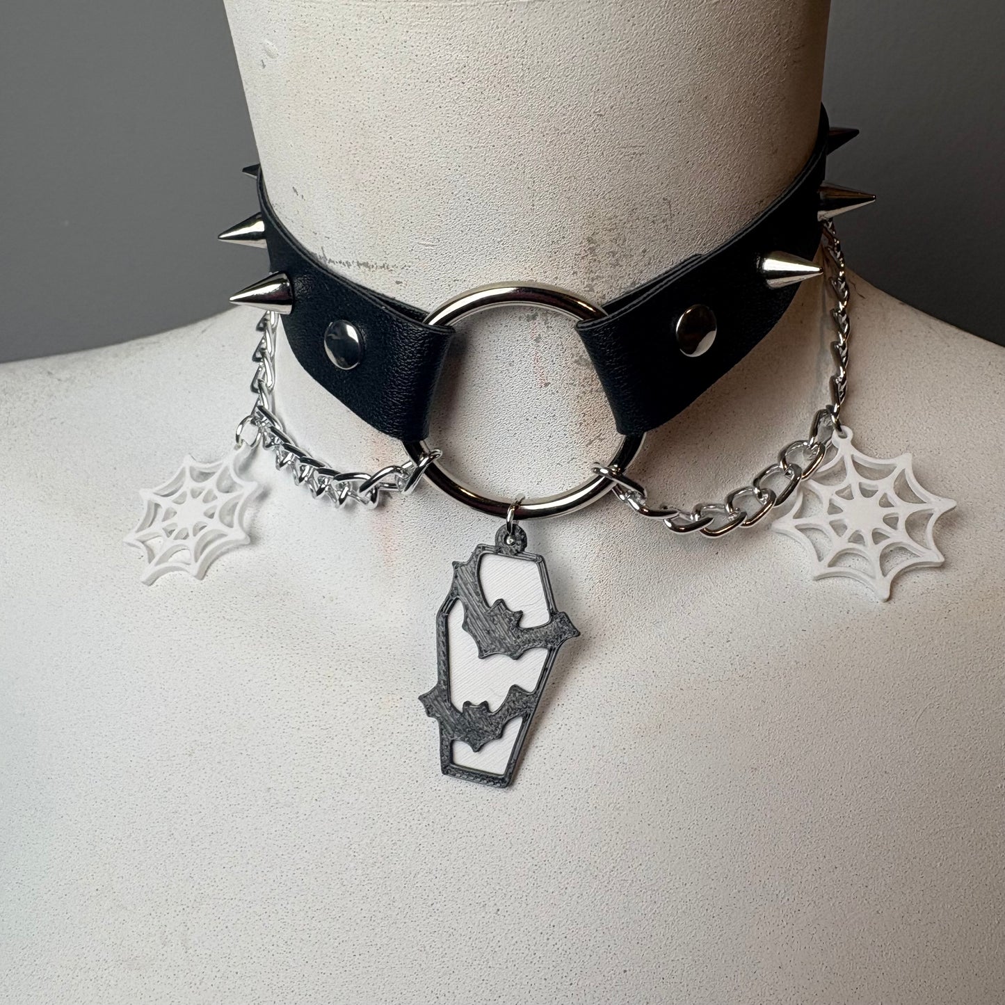 Chocker nero con ciondoli di Halloween