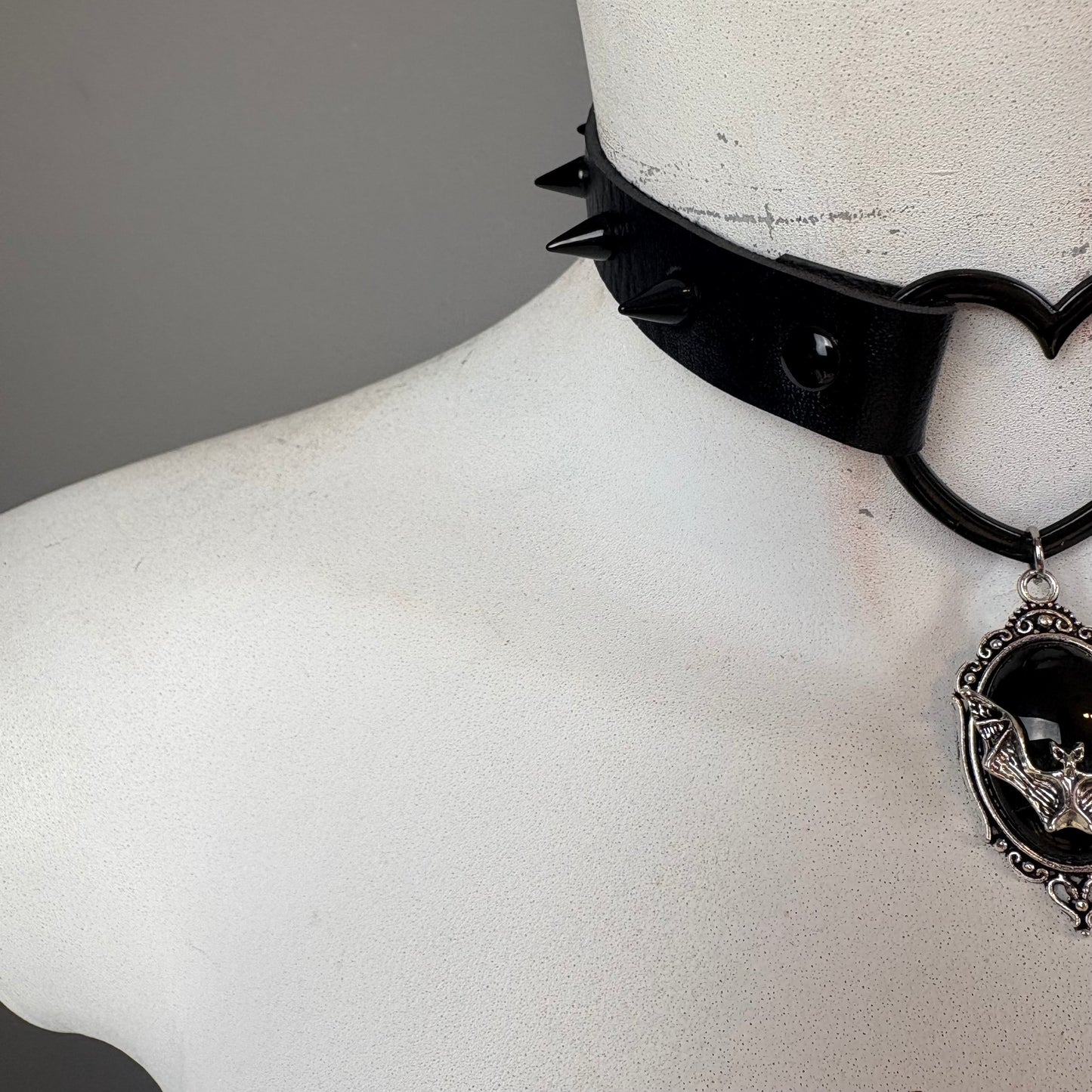 Chocker total black con ciondolo di pipistrello