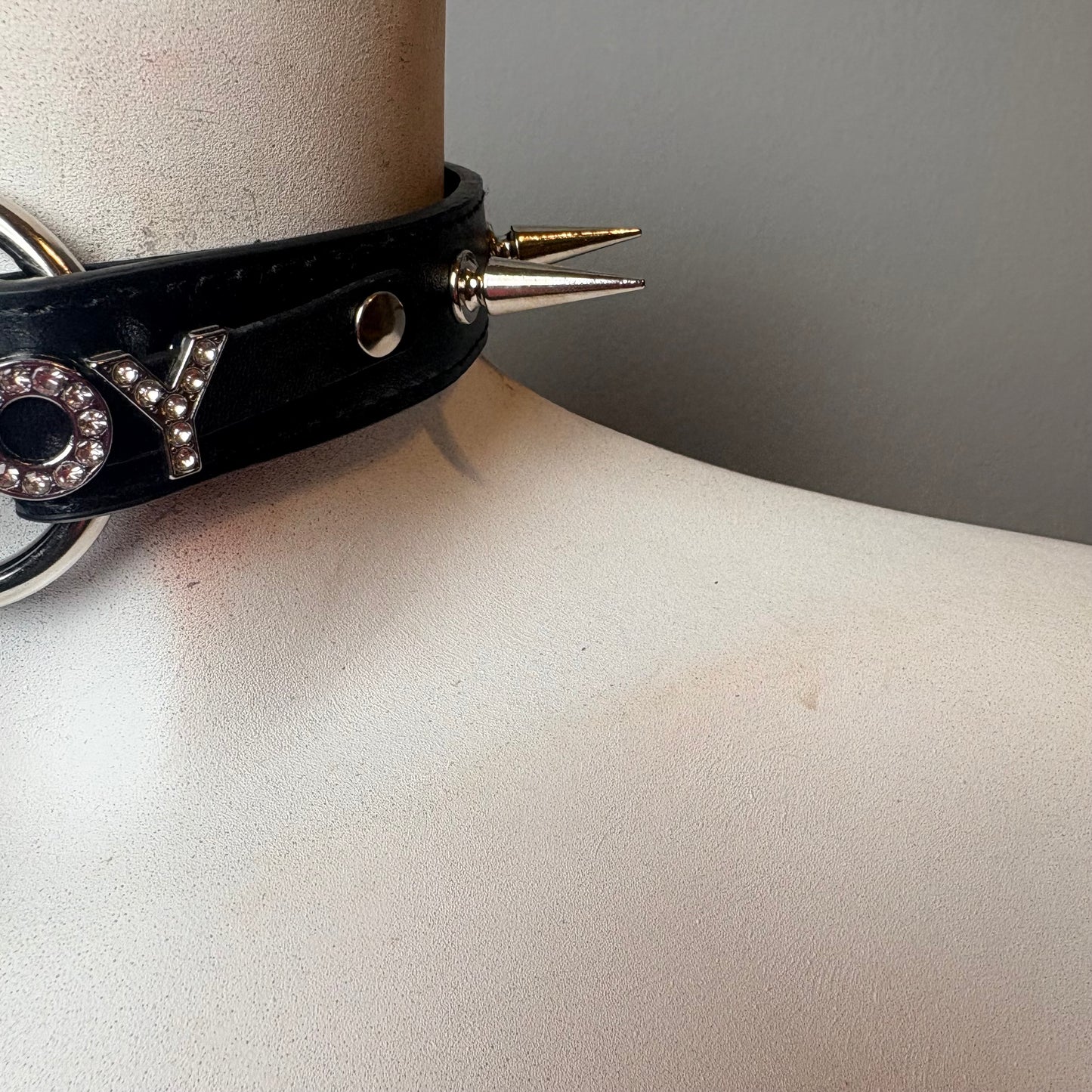 Chocker nero con scritta “good boy”