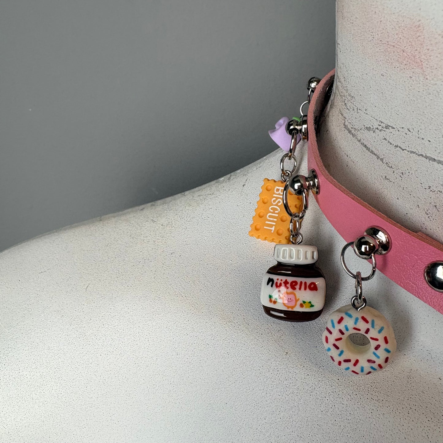 Chocker rosa con ciondoli