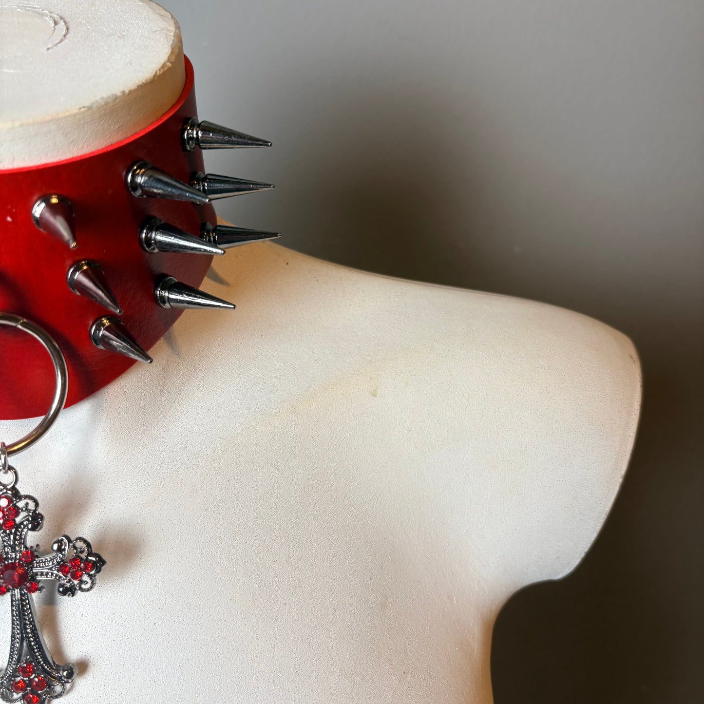 Chocker largo con borchie croce e cerchio