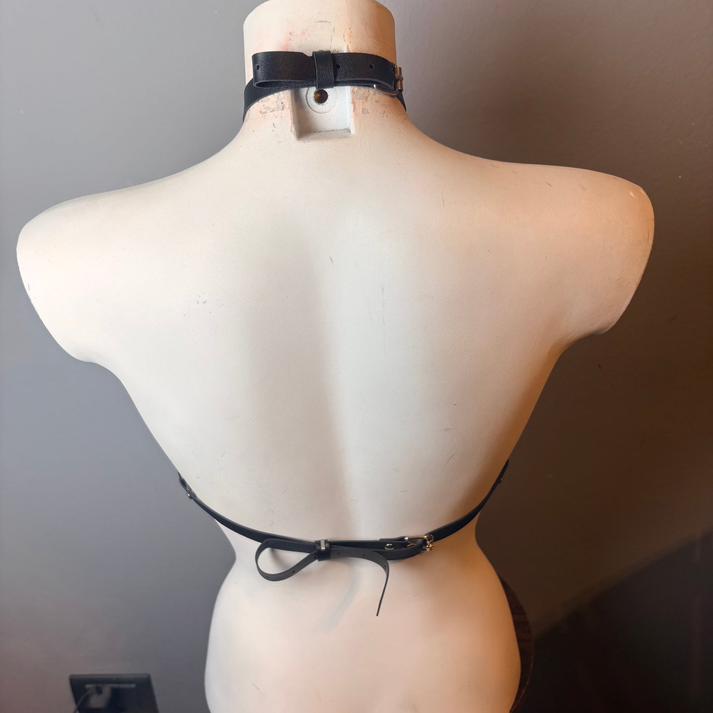 Harness nero floreale con catene
