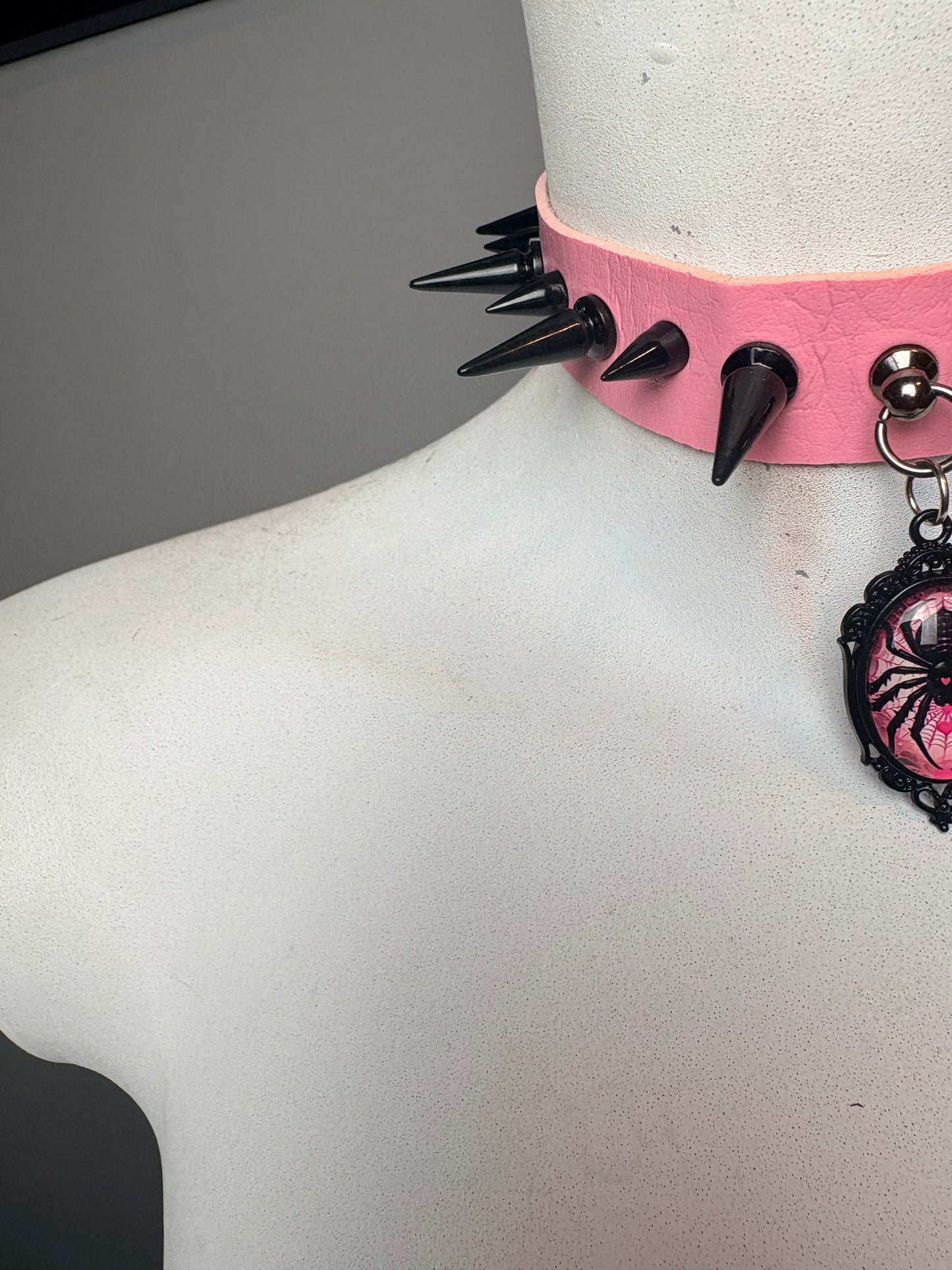 Chocker con borchie di 2 dimensioni e ciondolo di ragno