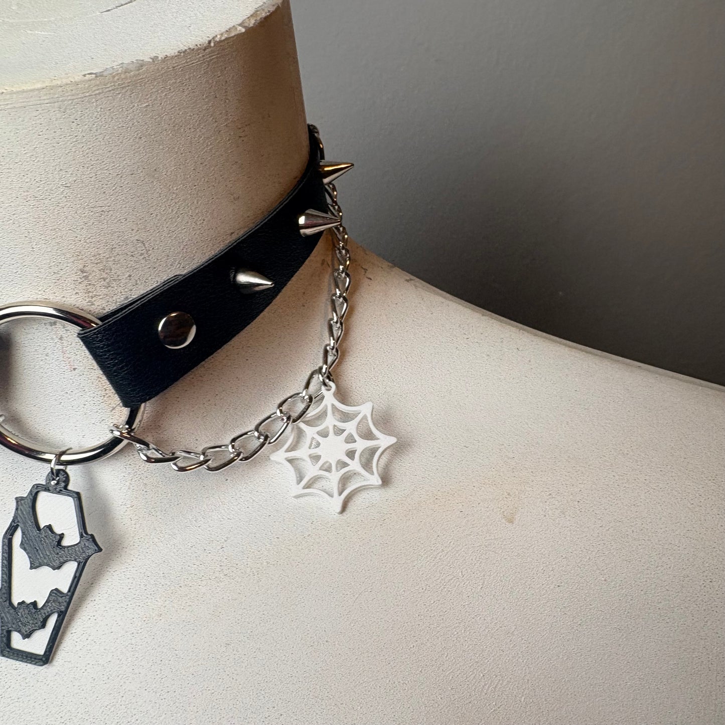 Chocker nero con ciondoli di Halloween