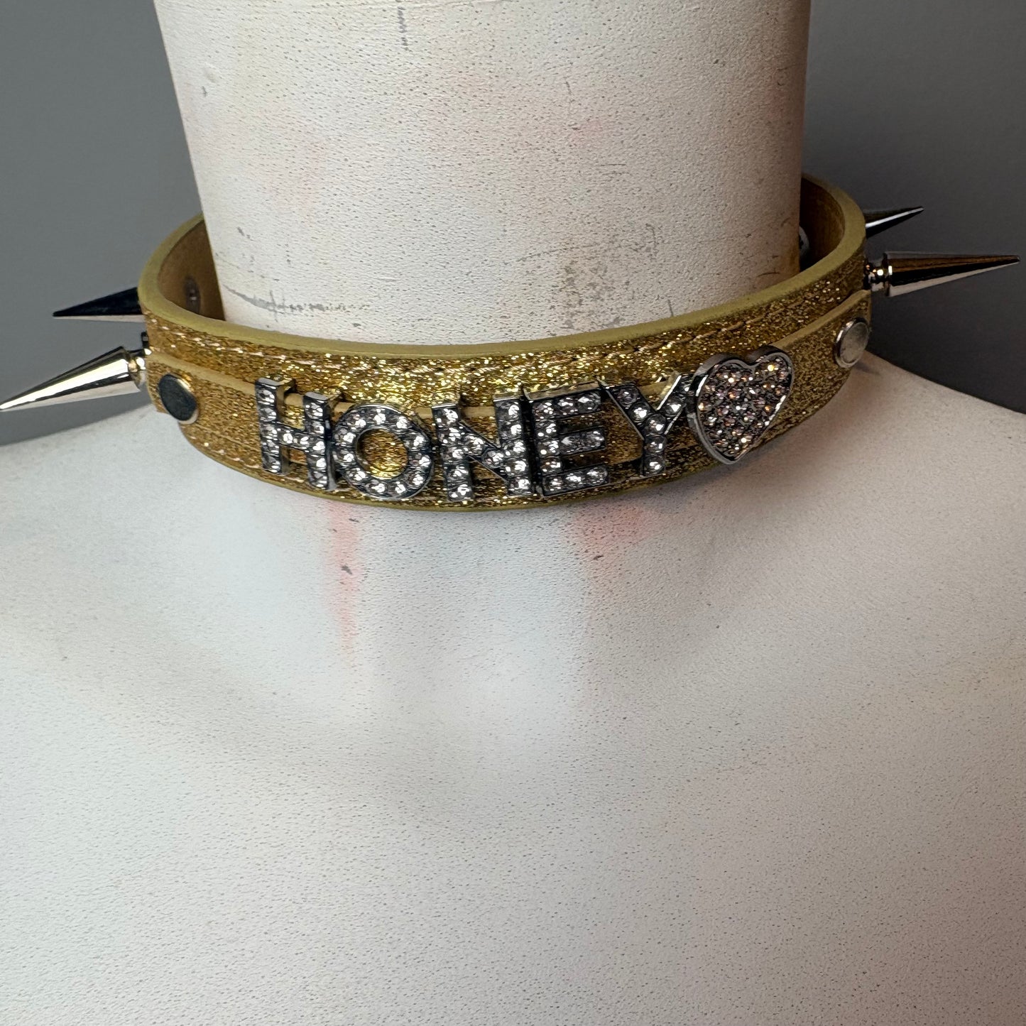 Chocker giallo brillantato con scritta