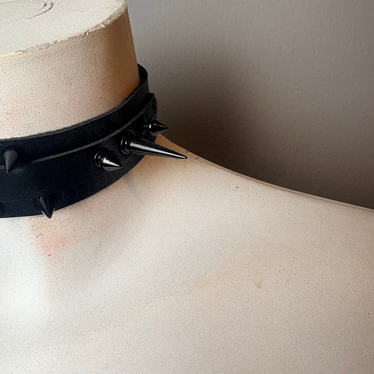 Chocker total black con borchie e cerchio