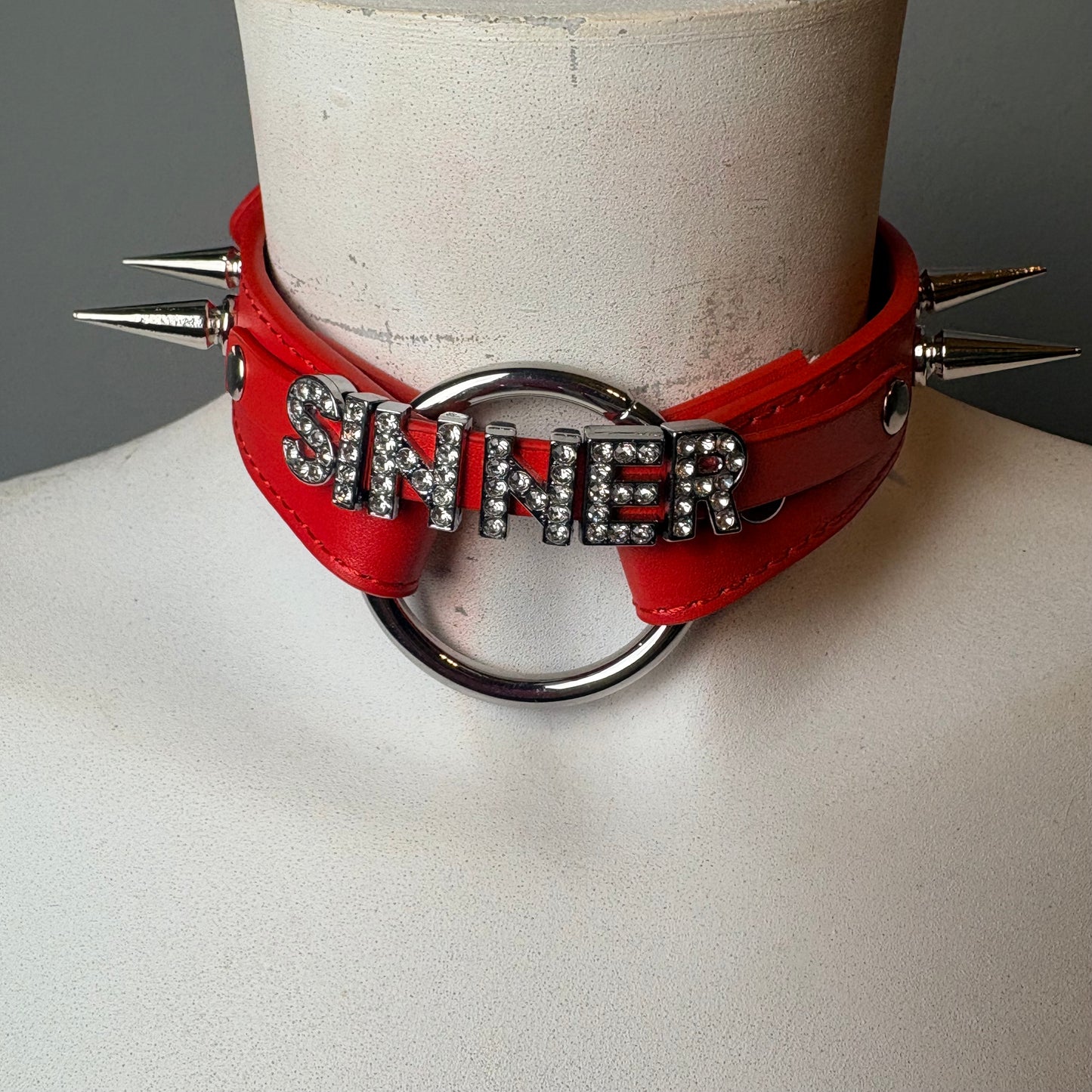 Chocker rosso con scritta “sinner”