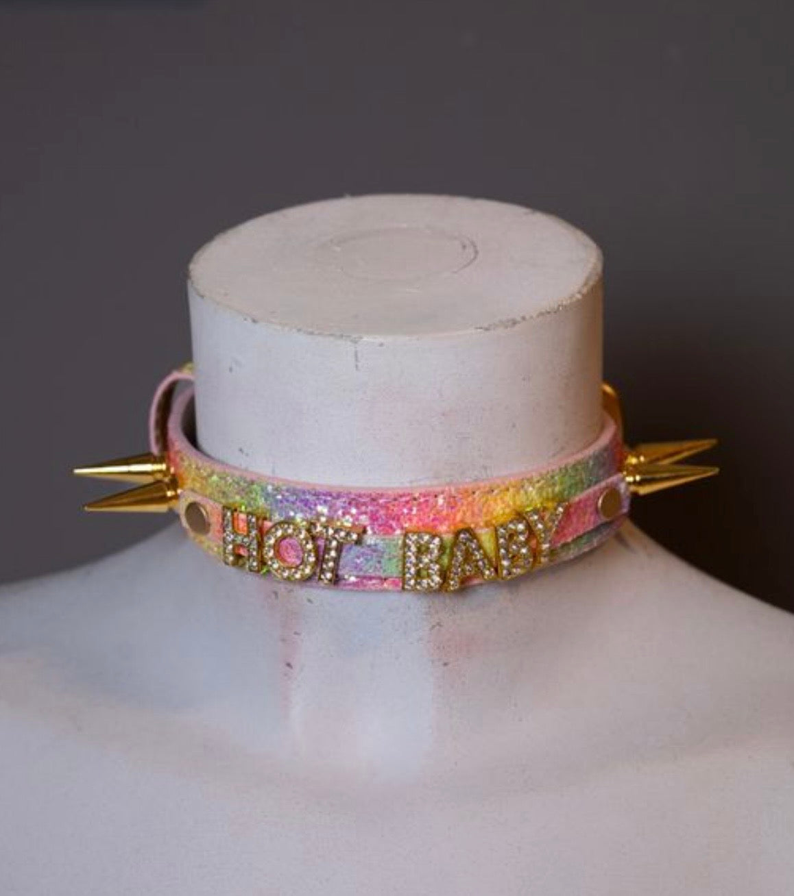 Chocker con scritta “hot baby”