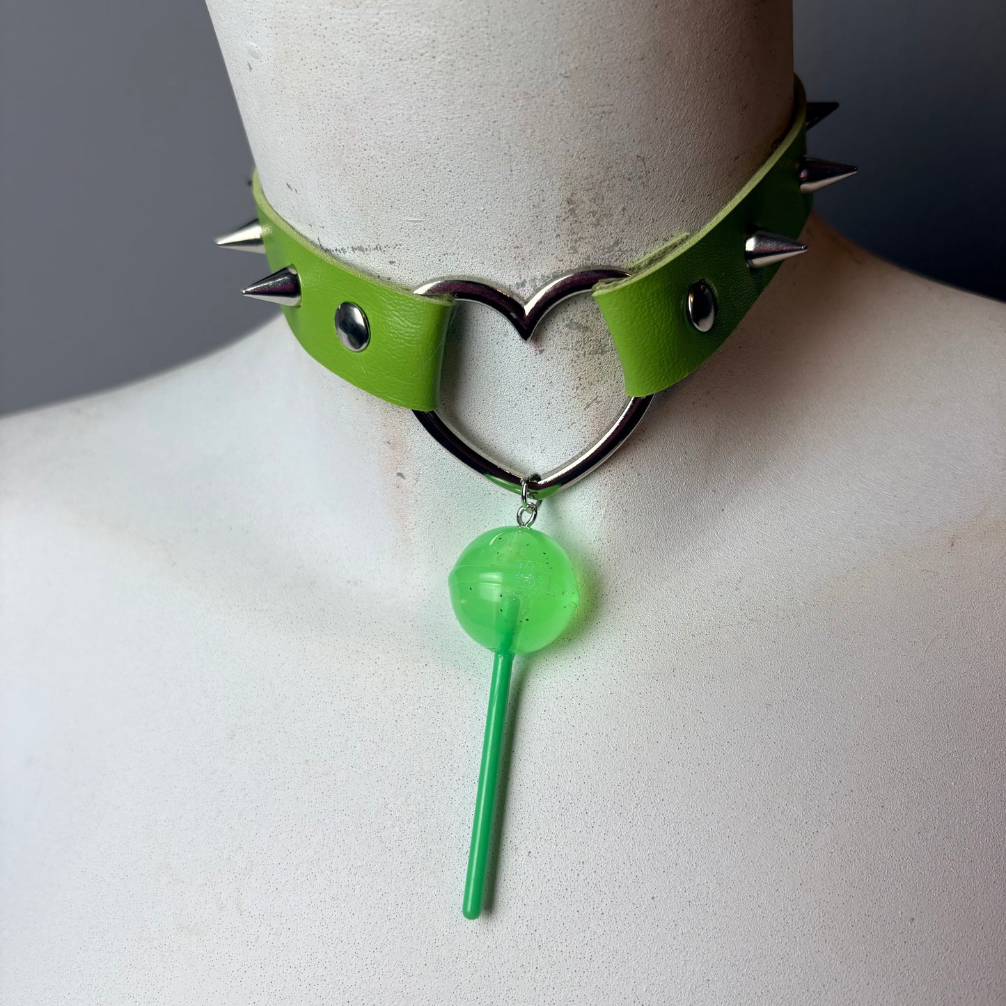 Chocker con cuore e lollypop