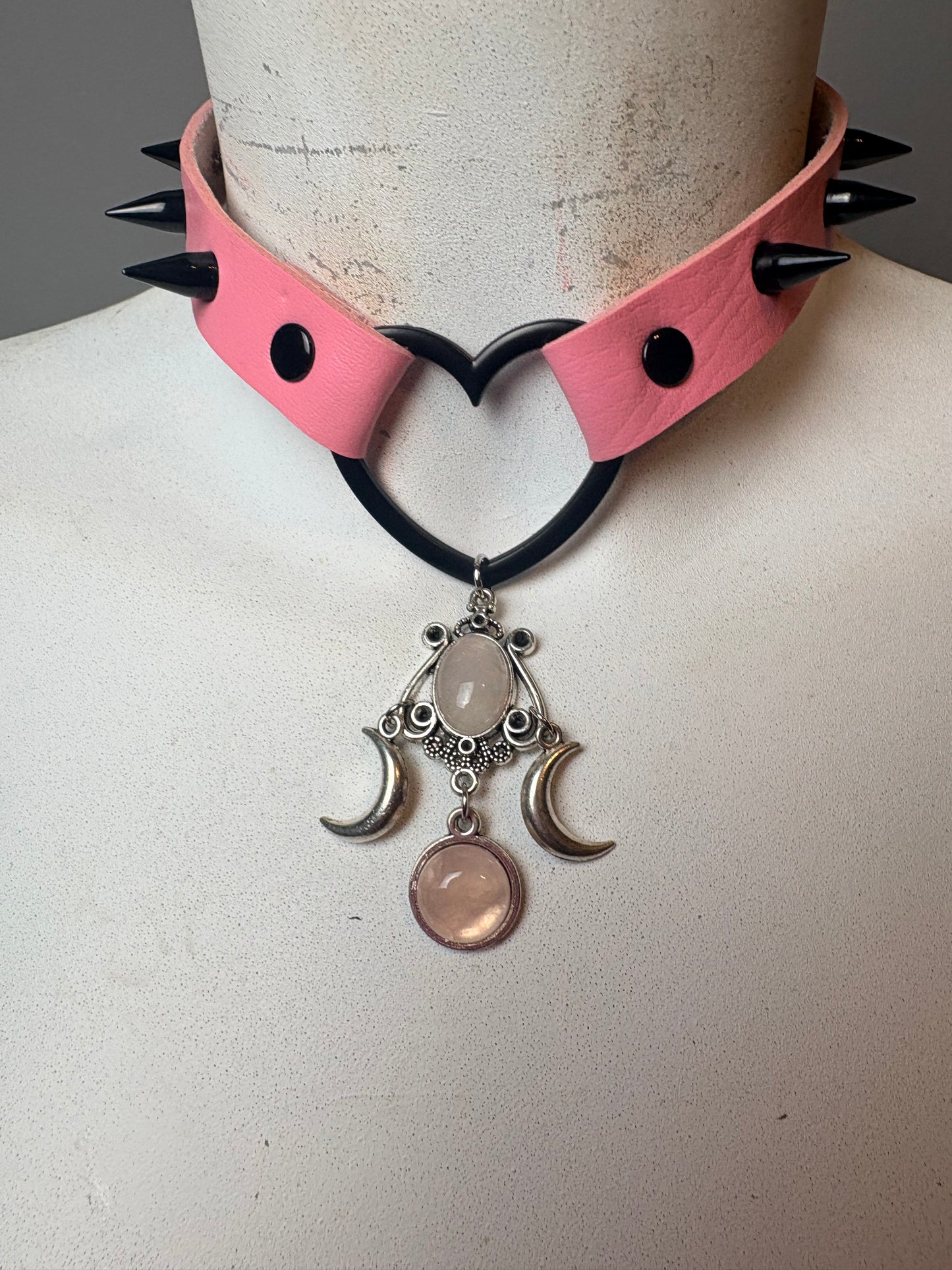 Chocker con cuore rosa e nero