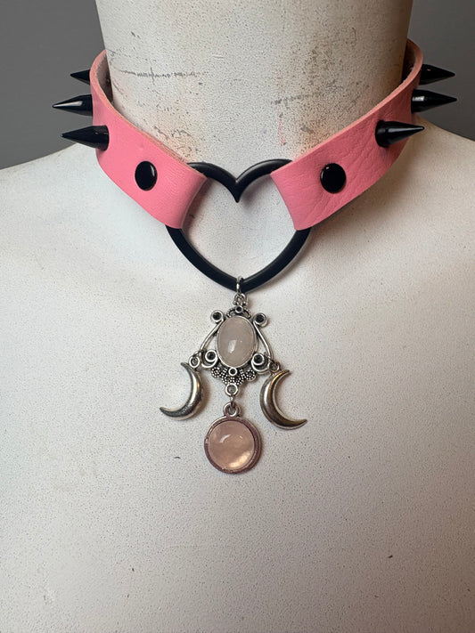 Chocker con cuore rosa e nero