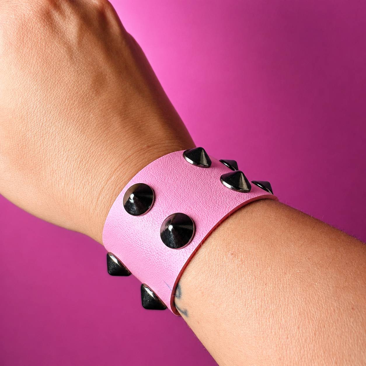 Braccialetto rosa con borchie