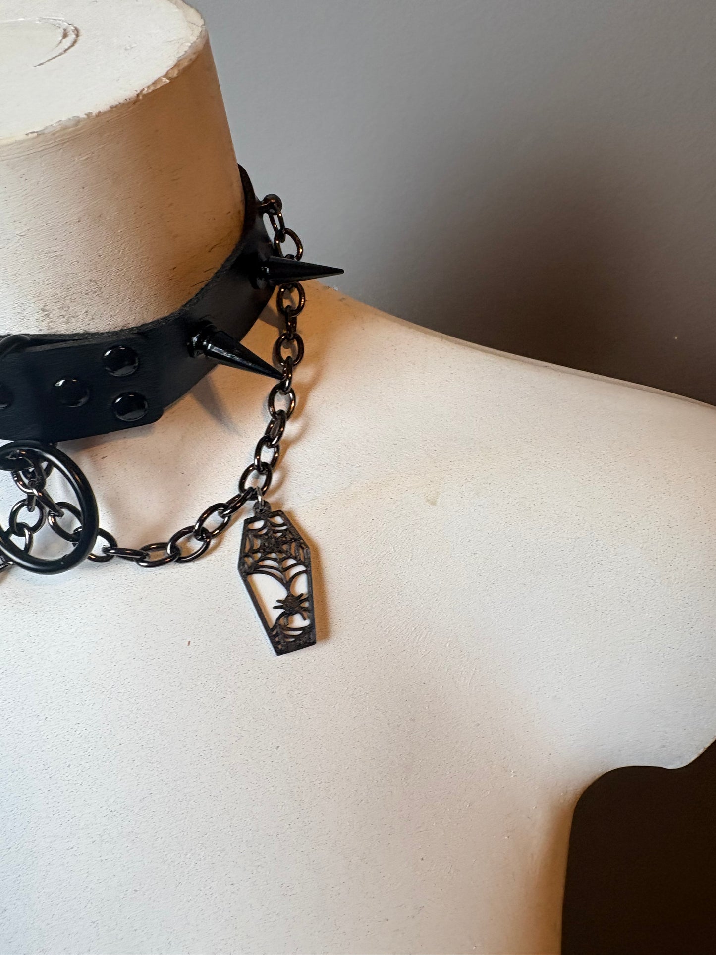 Chocker nero con catene e bare