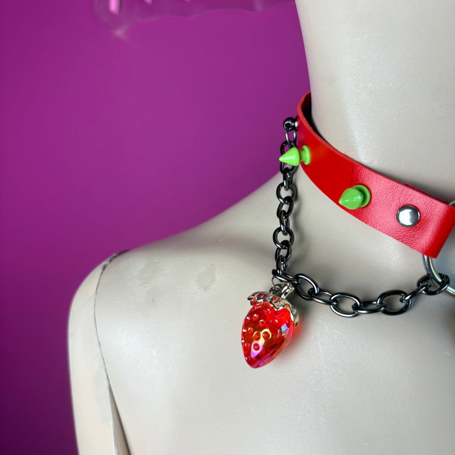 Chocker rosso con fragole rosse