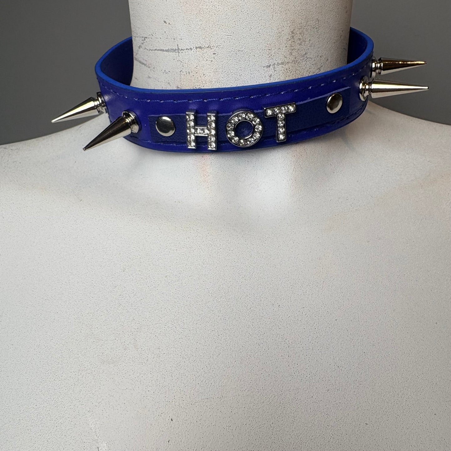 Chocker nero con scritta “hot”