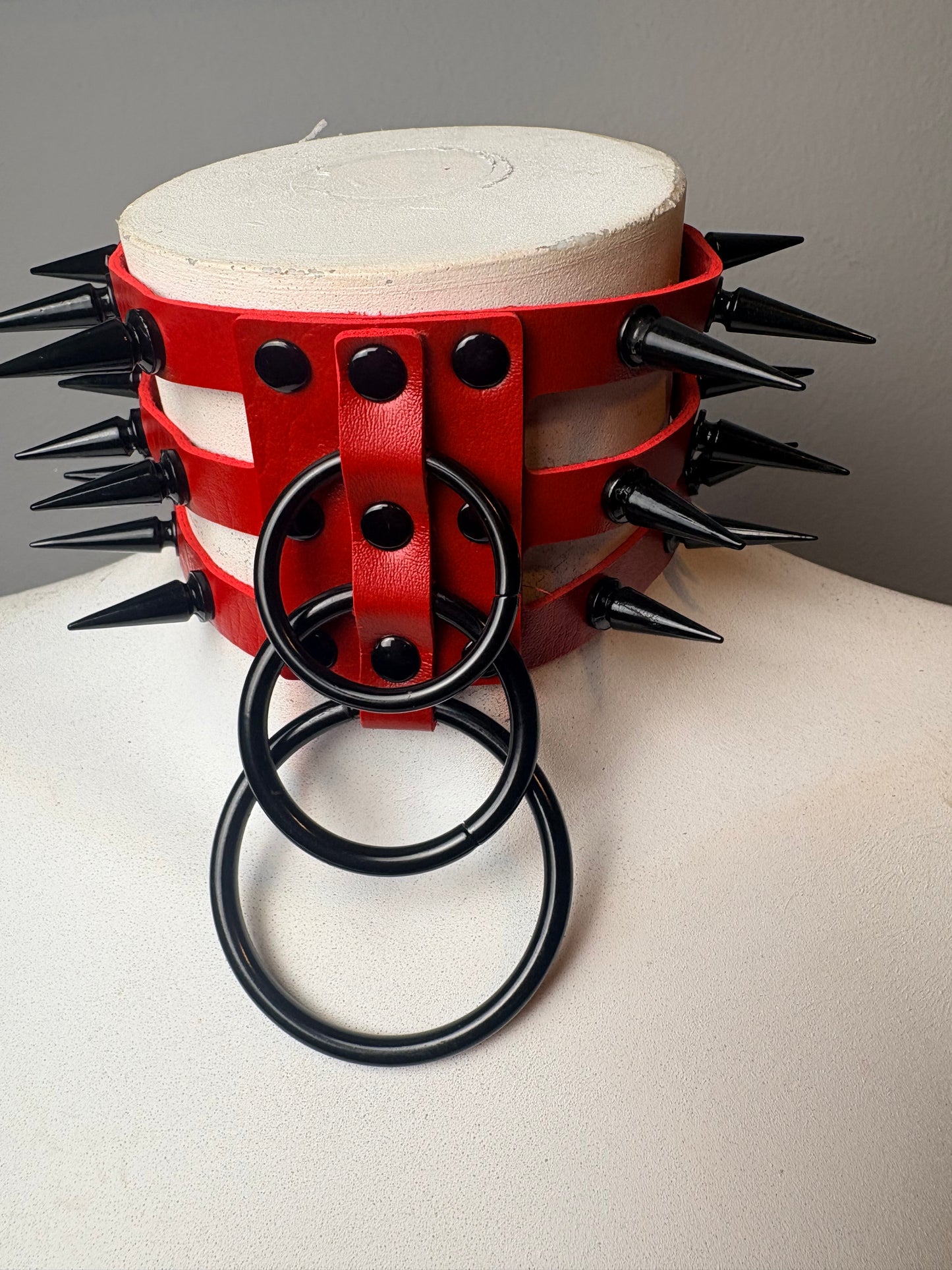 Chocker triplo giro rosso con borchie