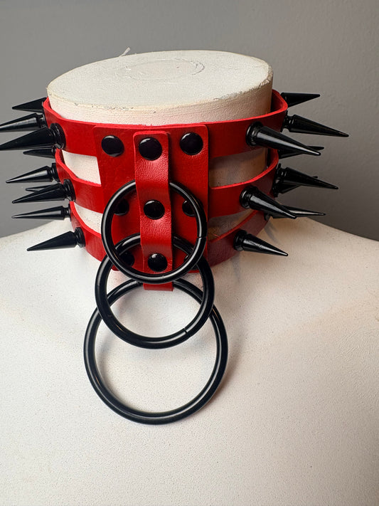 Chocker triplo giro rosso con borchie