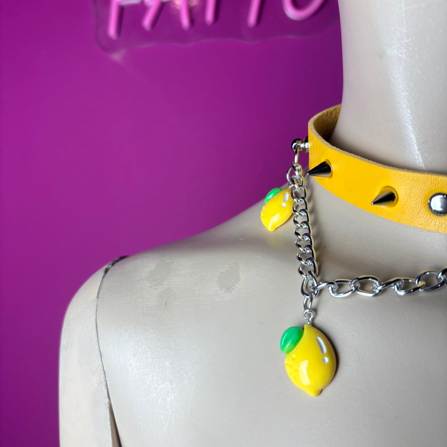 Chocker giallo con limoni